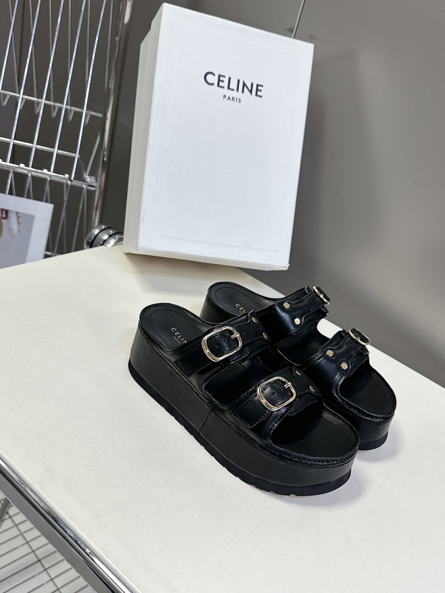   Celine 思琳春夏新款厚底凉拖鞋
         25秀款出镜率最高单品复古做旧风格🔥🔥 矮个