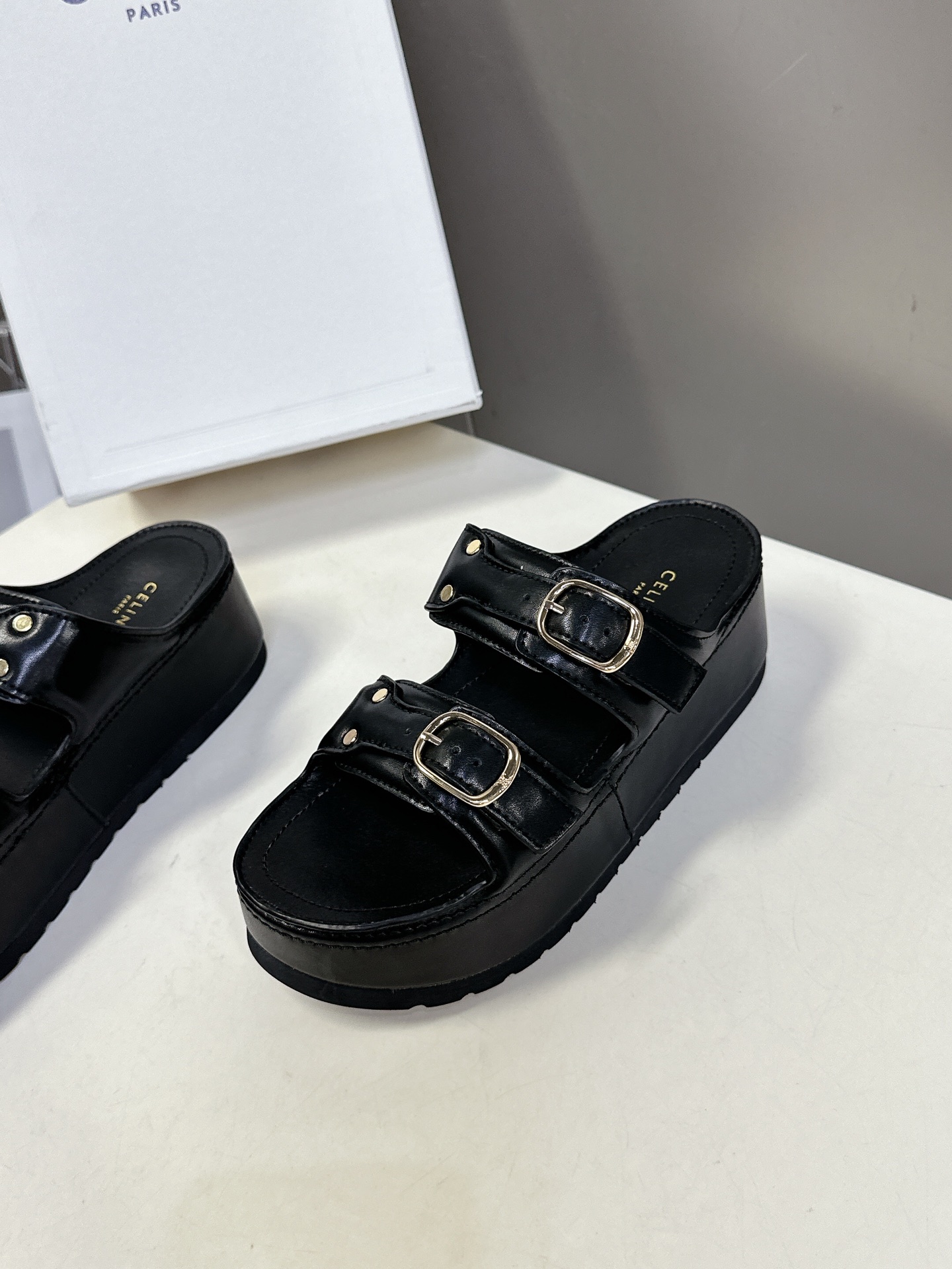   Celine 思琳春夏新款厚底凉拖鞋
         25秀款出镜率最高单品复古做旧风格🔥🔥 矮个
