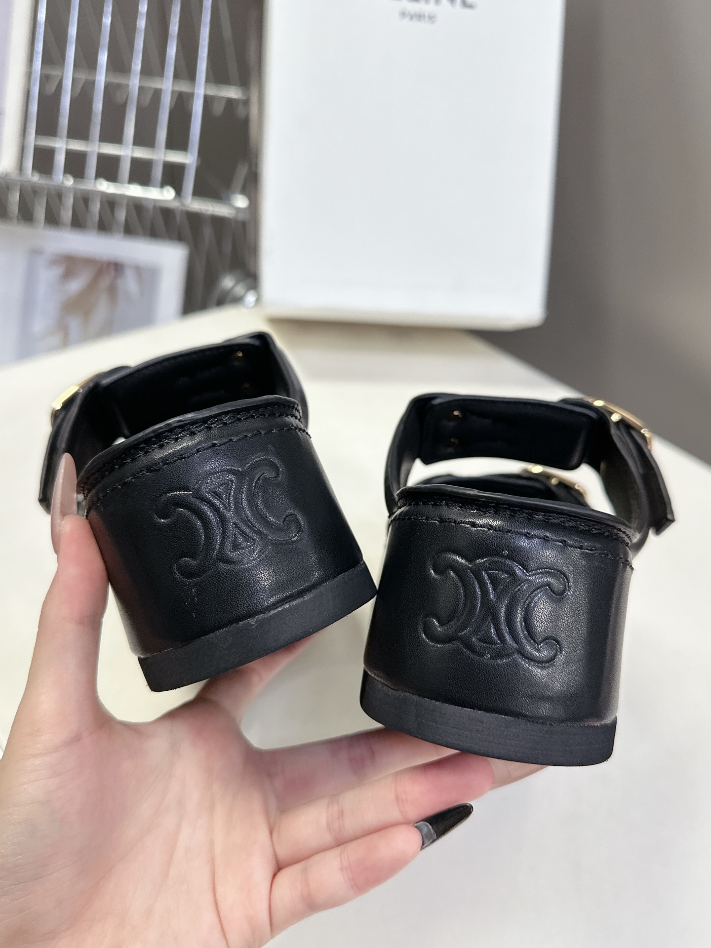   Celine 思琳春夏新款厚底凉拖鞋
         25秀款出镜率最高单品复古做旧风格🔥🔥 矮个