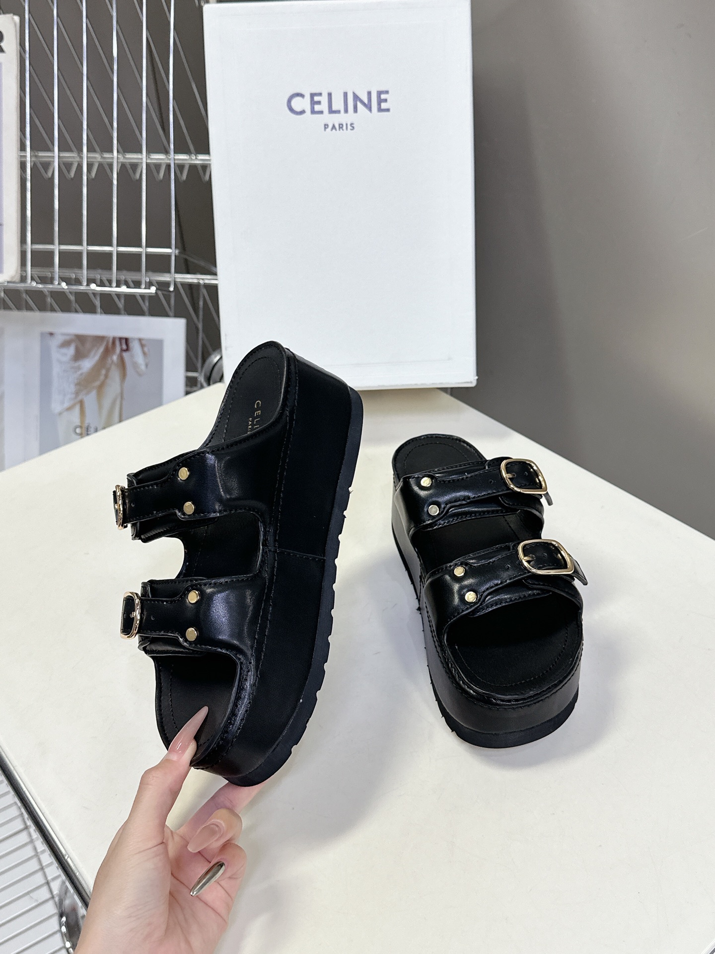   Celine 思琳春夏新款厚底凉拖鞋
         25秀款出镜率最高单品复古做旧风格🔥🔥 矮个