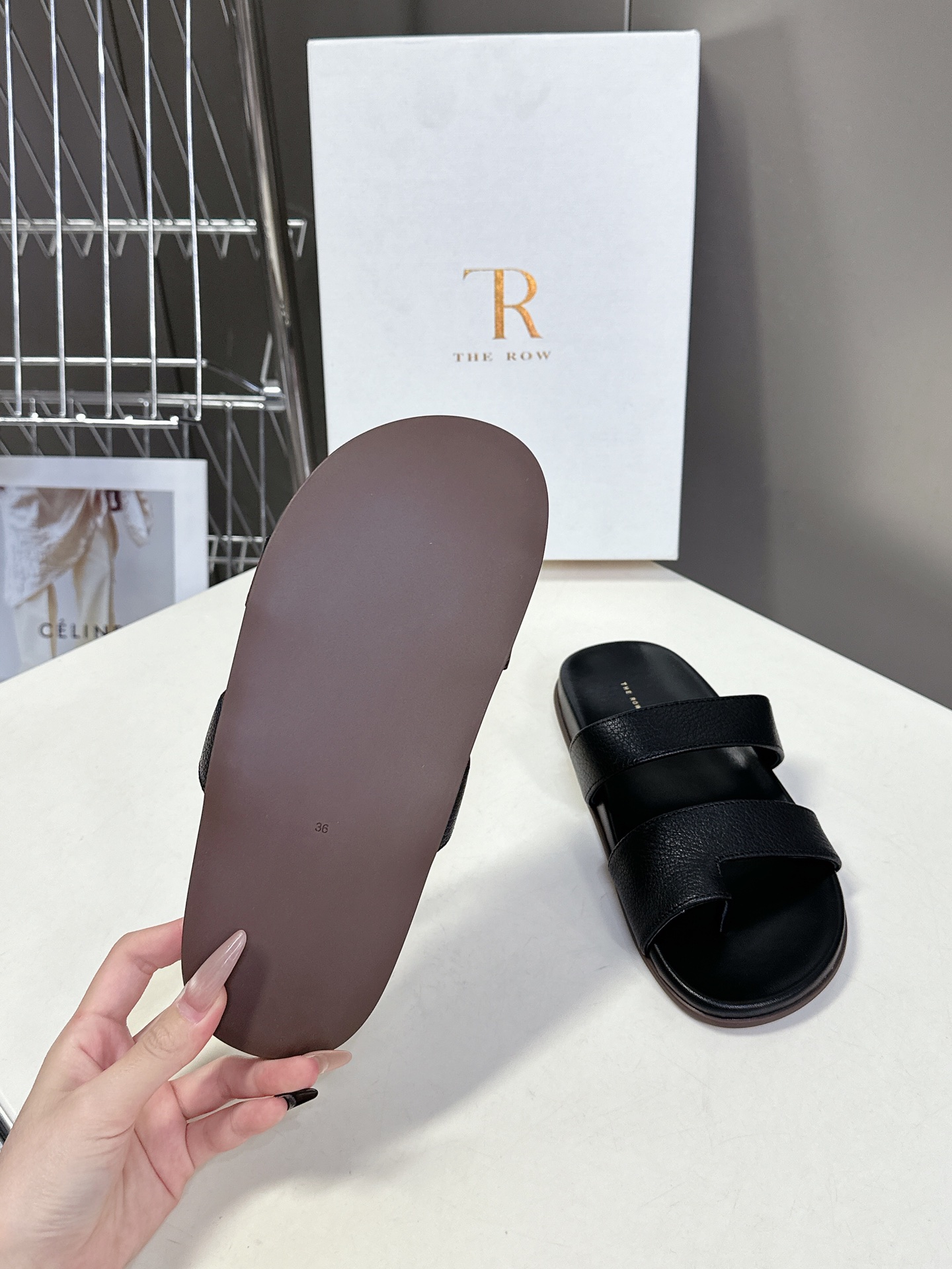  The row 春夏新款简易皱面简易平底 夹脚拖鞋！
          Therow一贯的极简风格 