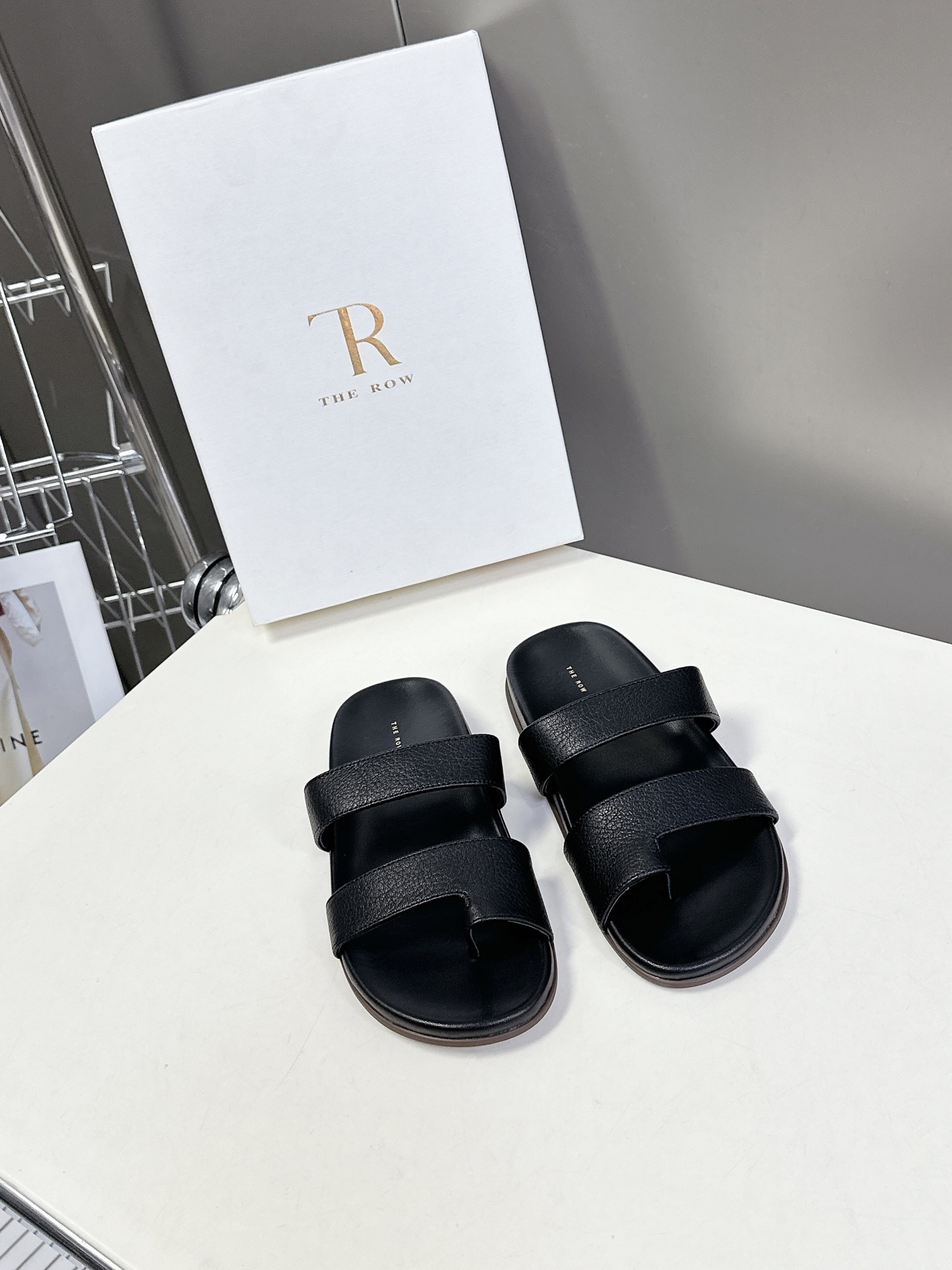 The row 春夏新款简易皱面简易平底 夹脚拖鞋！
          Therow一贯的极简风格 