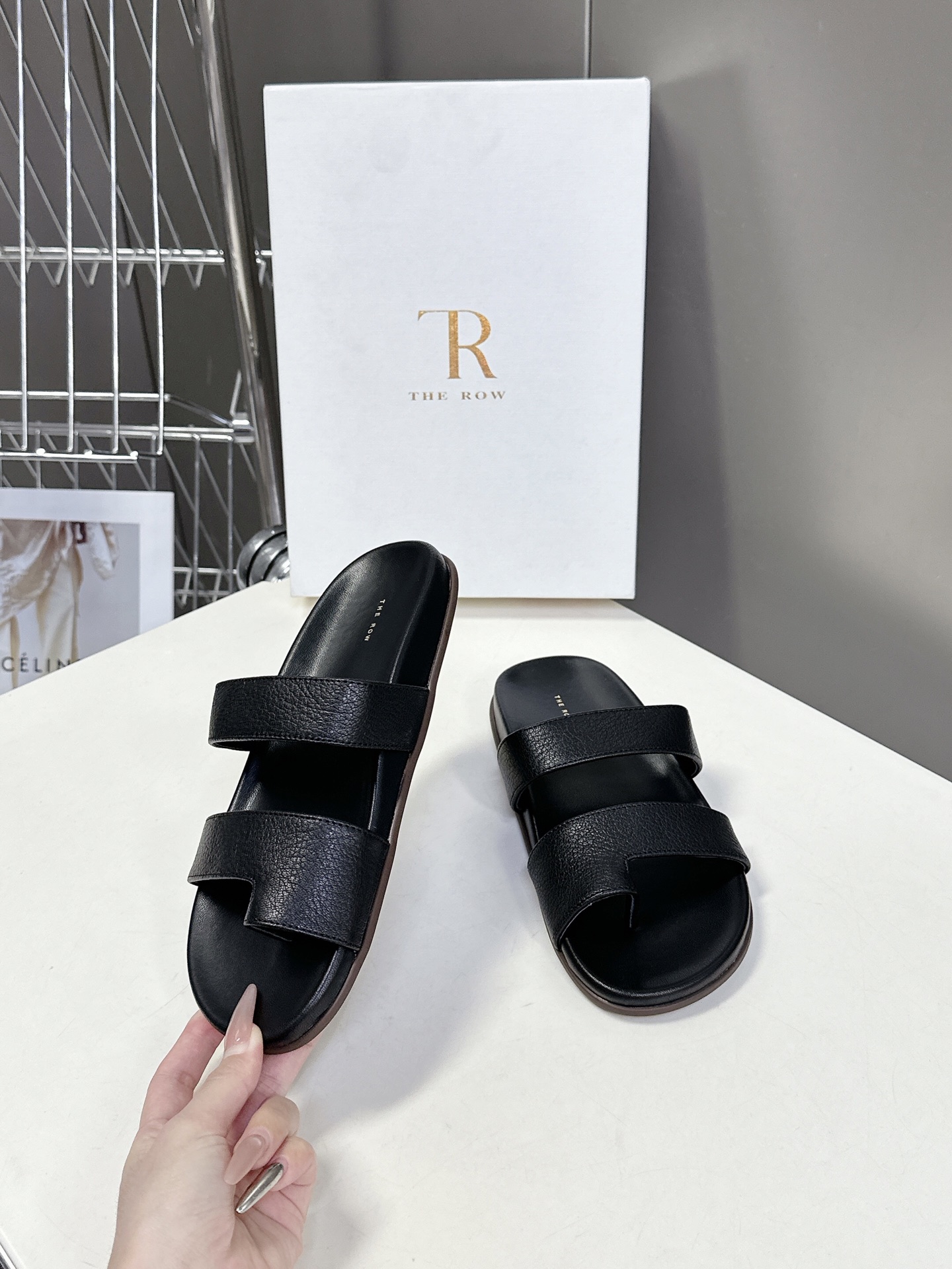  The row 春夏新款简易皱面简易平底 夹脚拖鞋！
          Therow一贯的极简风格 