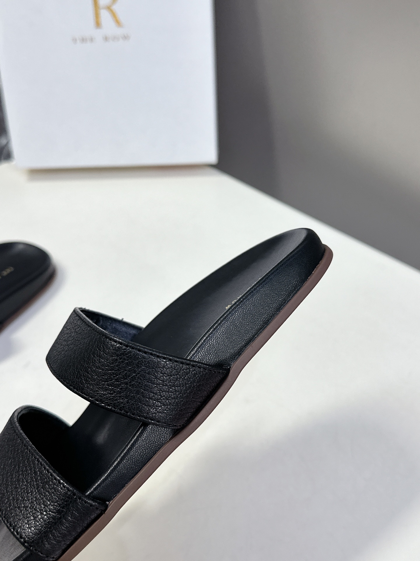  The row 春夏新款简易皱面简易平底 夹脚拖鞋！
          Therow一贯的极简风格 