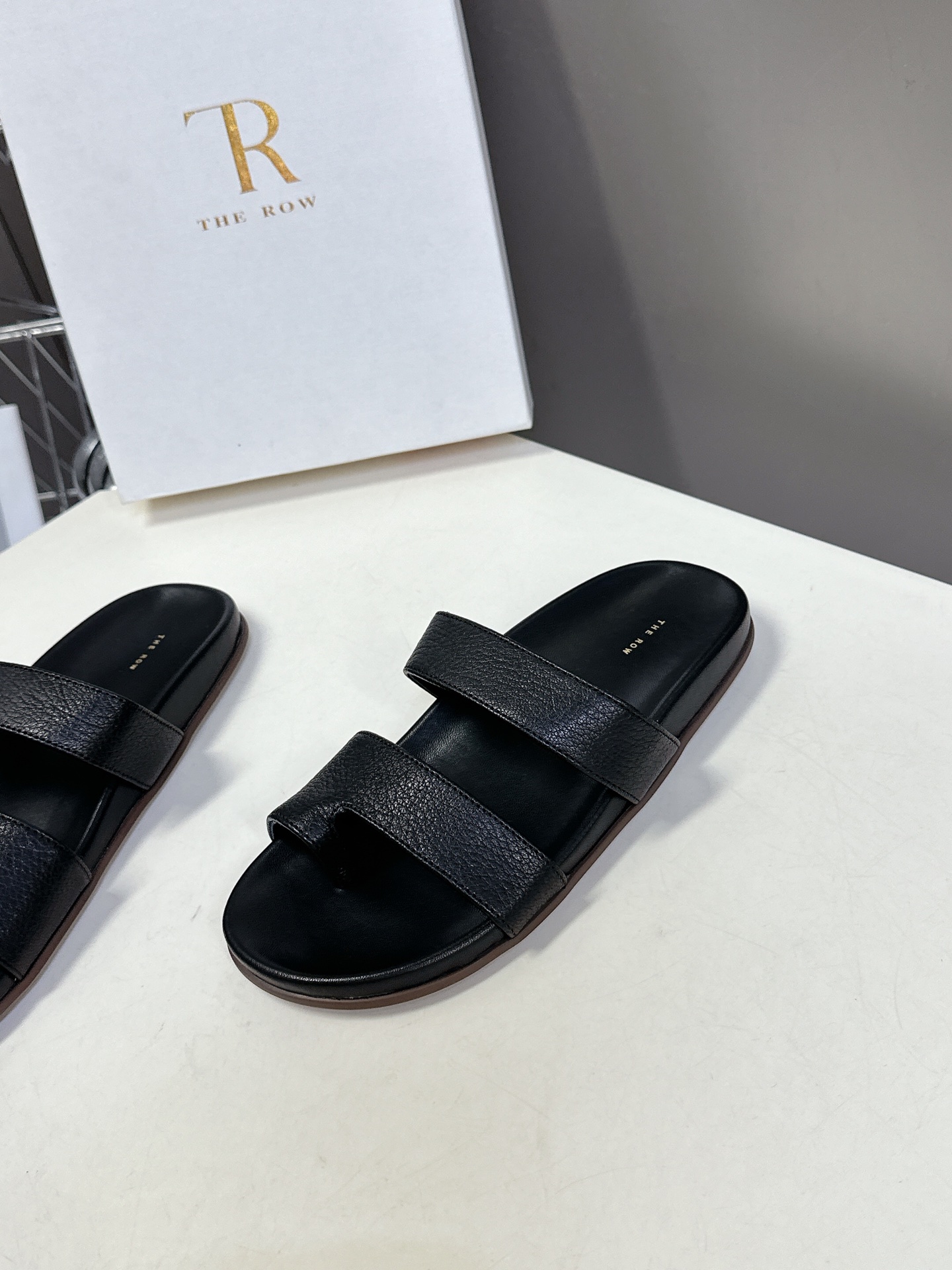  The row 春夏新款简易皱面简易平底 夹脚拖鞋！
          Therow一贯的极简风格 