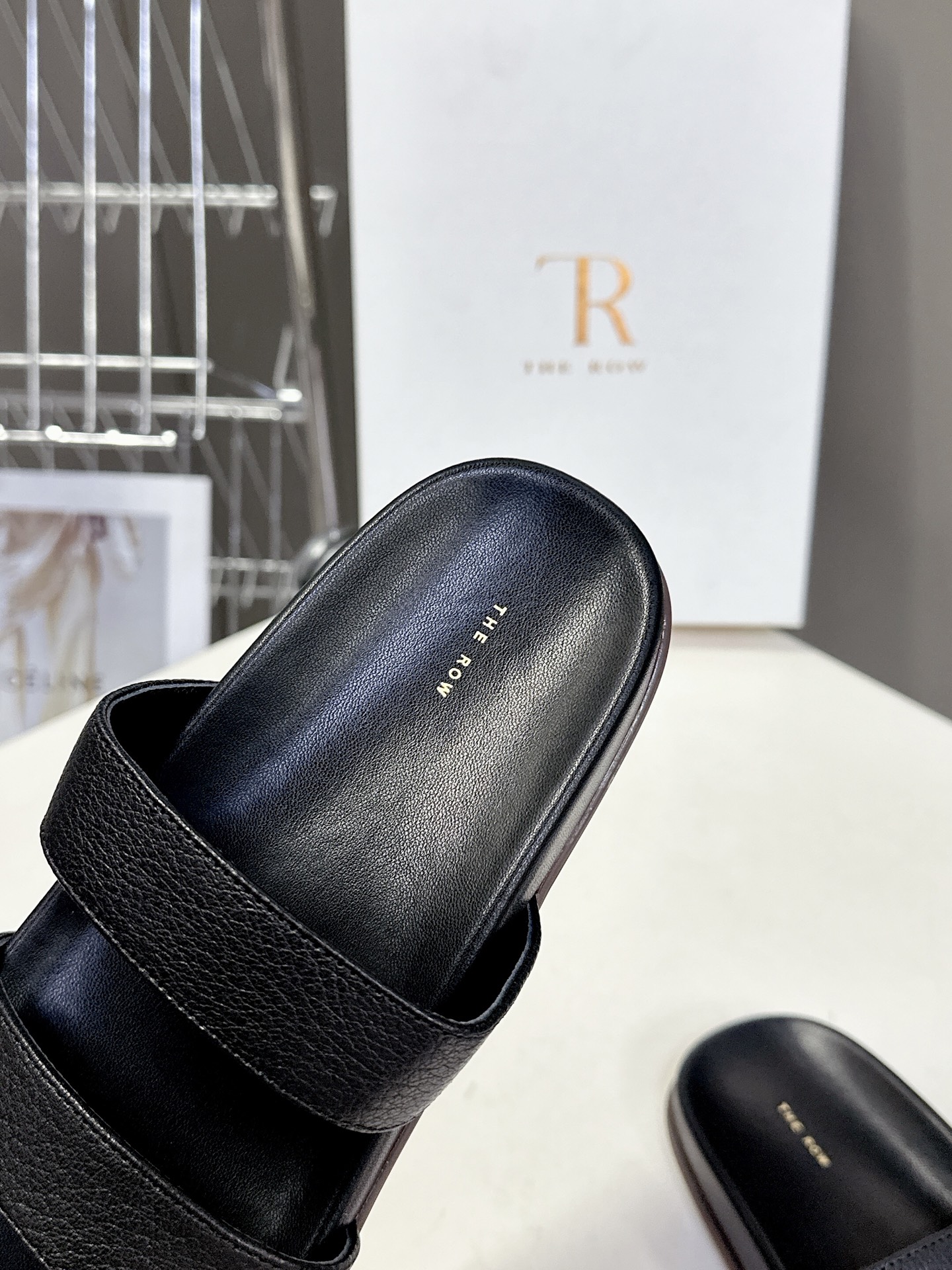  The row 春夏新款简易皱面简易平底 夹脚拖鞋！
          Therow一贯的极简风格 