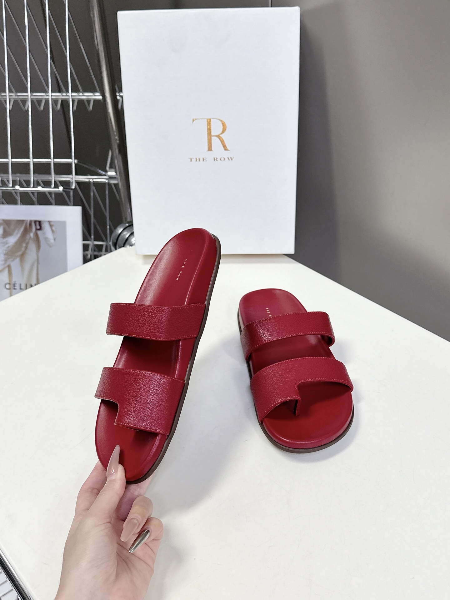  The row 春夏新款简易皱面简易平底 夹脚拖鞋！
          Therow一贯的极简风格 