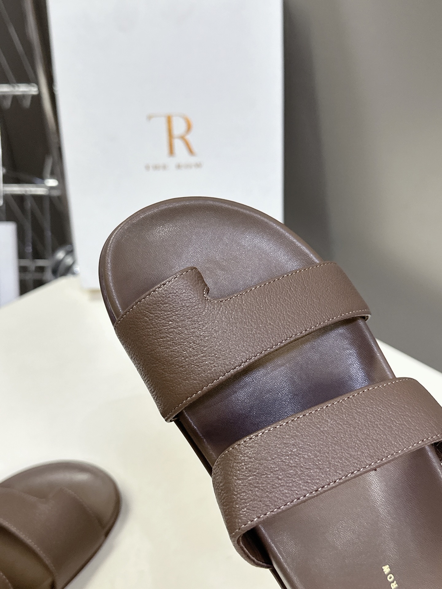  The row 春夏新款简易皱面简易平底 夹脚拖鞋！
          Therow一贯的极简风格 