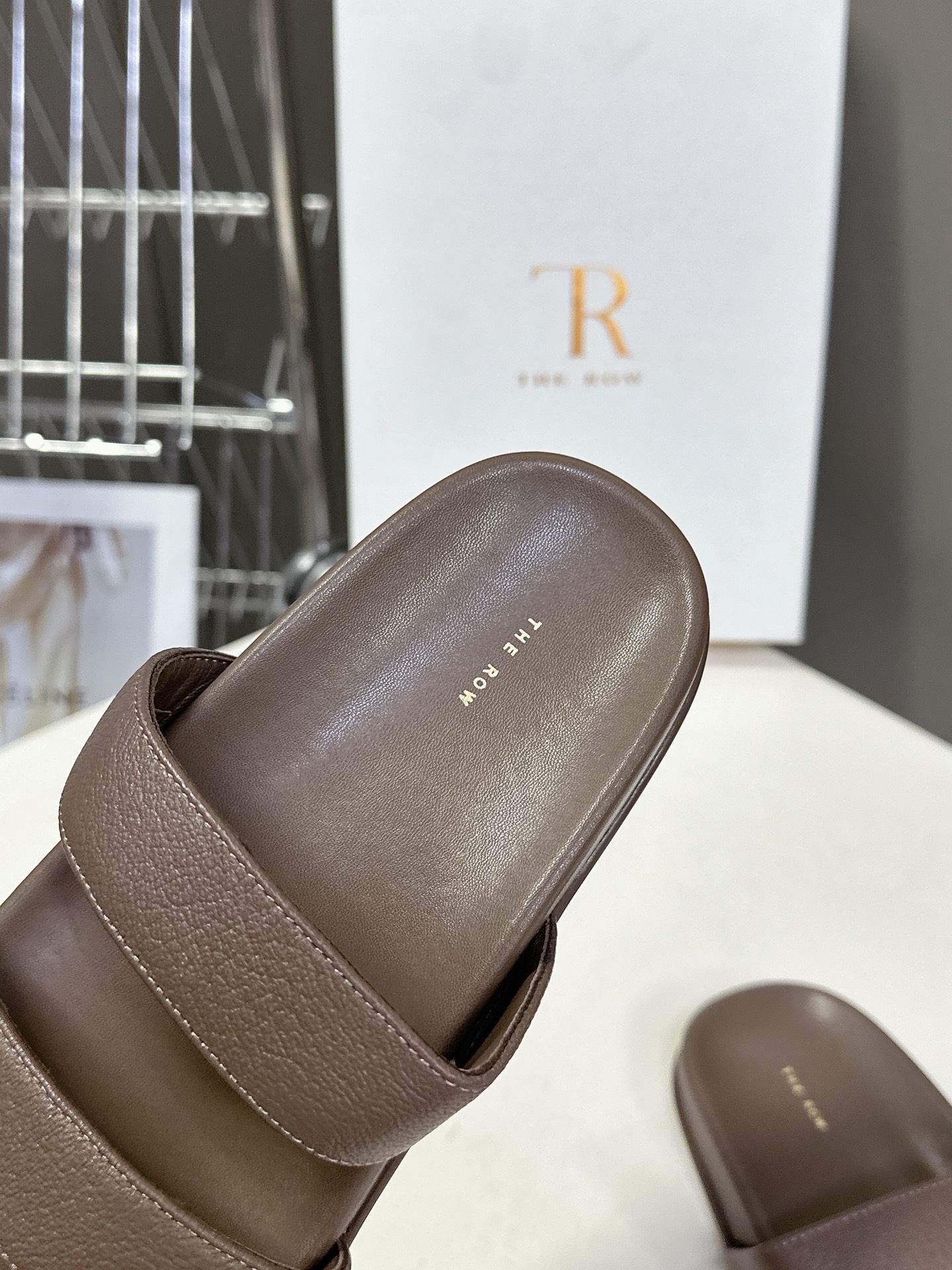  The row 春夏新款简易皱面简易平底 夹脚拖鞋！
          Therow一贯的极简风格 