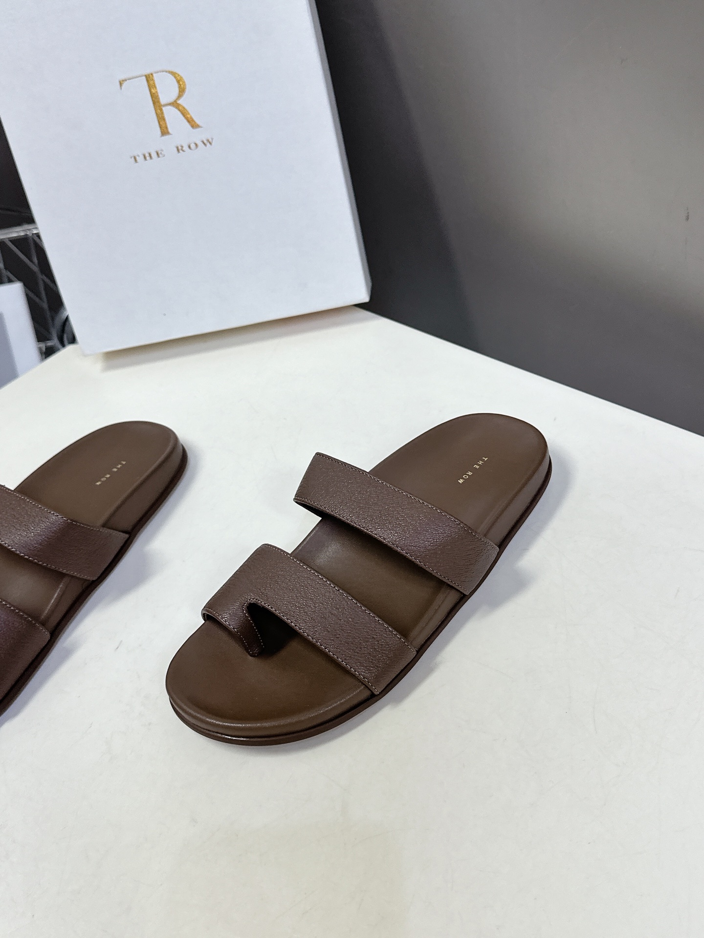  The row 春夏新款简易皱面简易平底 夹脚拖鞋！
          Therow一贯的极简风格 