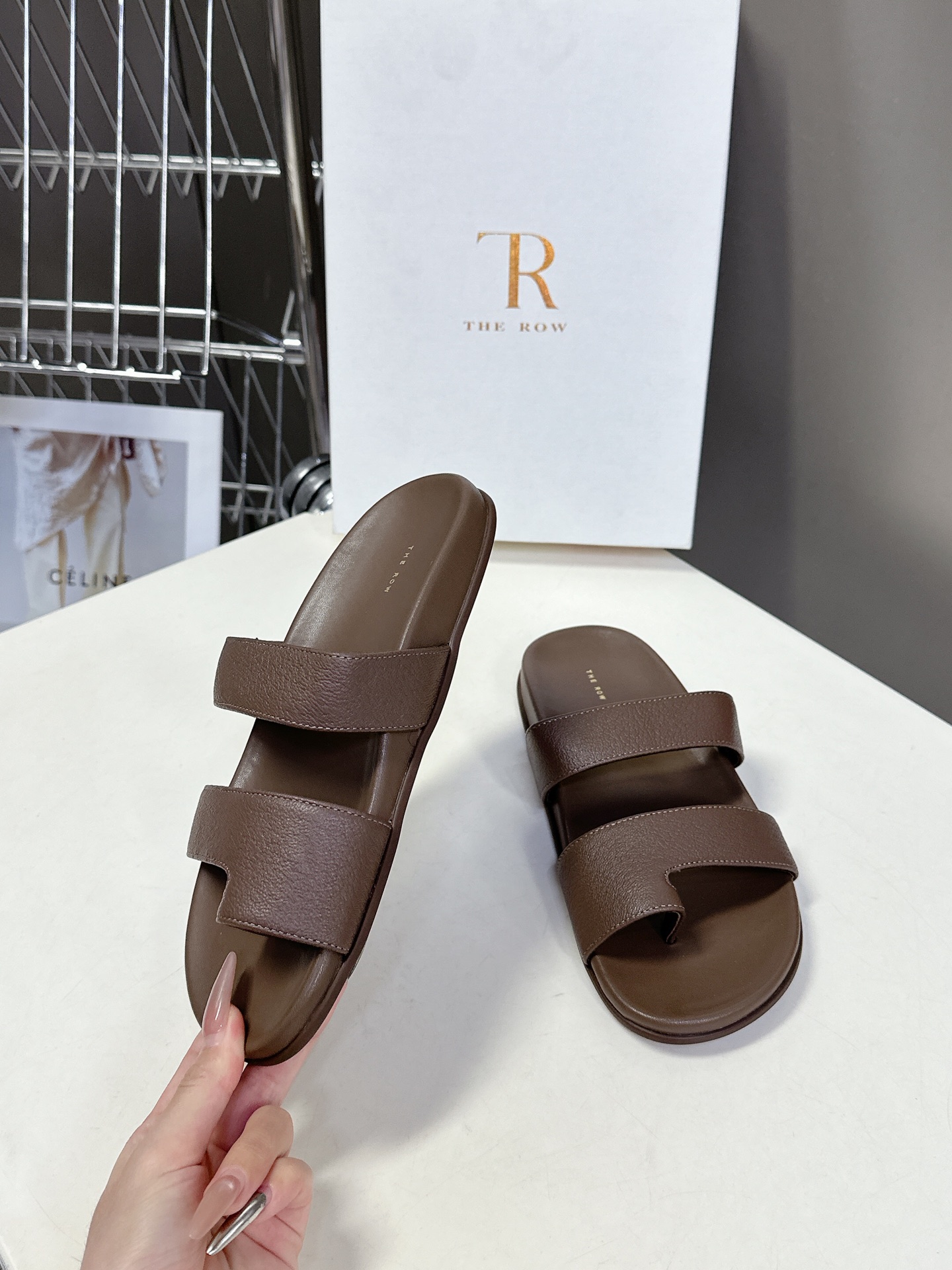  The row 春夏新款简易皱面简易平底 夹脚拖鞋！
          Therow一贯的极简风格 