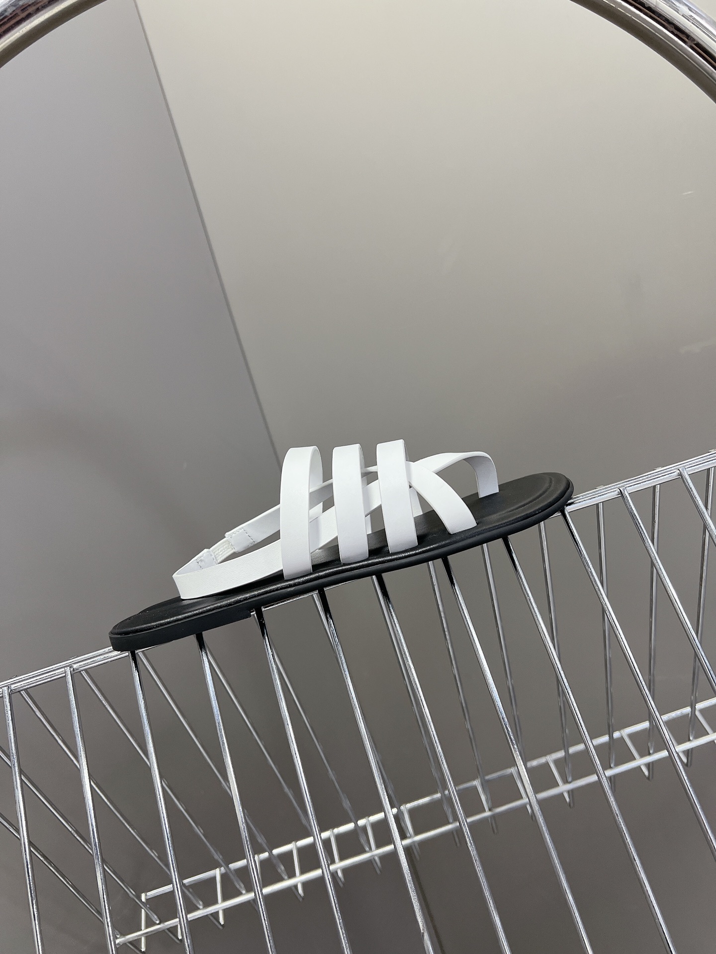  the row 春夏极简百搭平底凉鞋鞋  真的是史上我穿过最最舒服的款式太柔软啦！磨脚星人一定要收了它