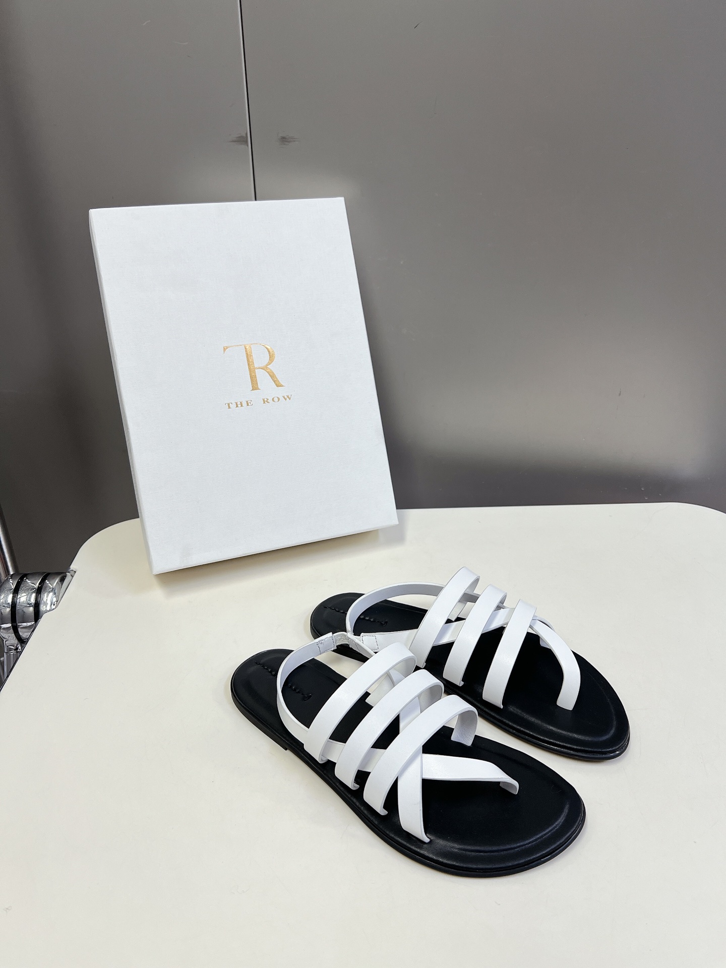  the row 春夏极简百搭平底凉鞋鞋  真的是史上我穿过最最舒服的款式太柔软啦！磨脚星人一定要收了它