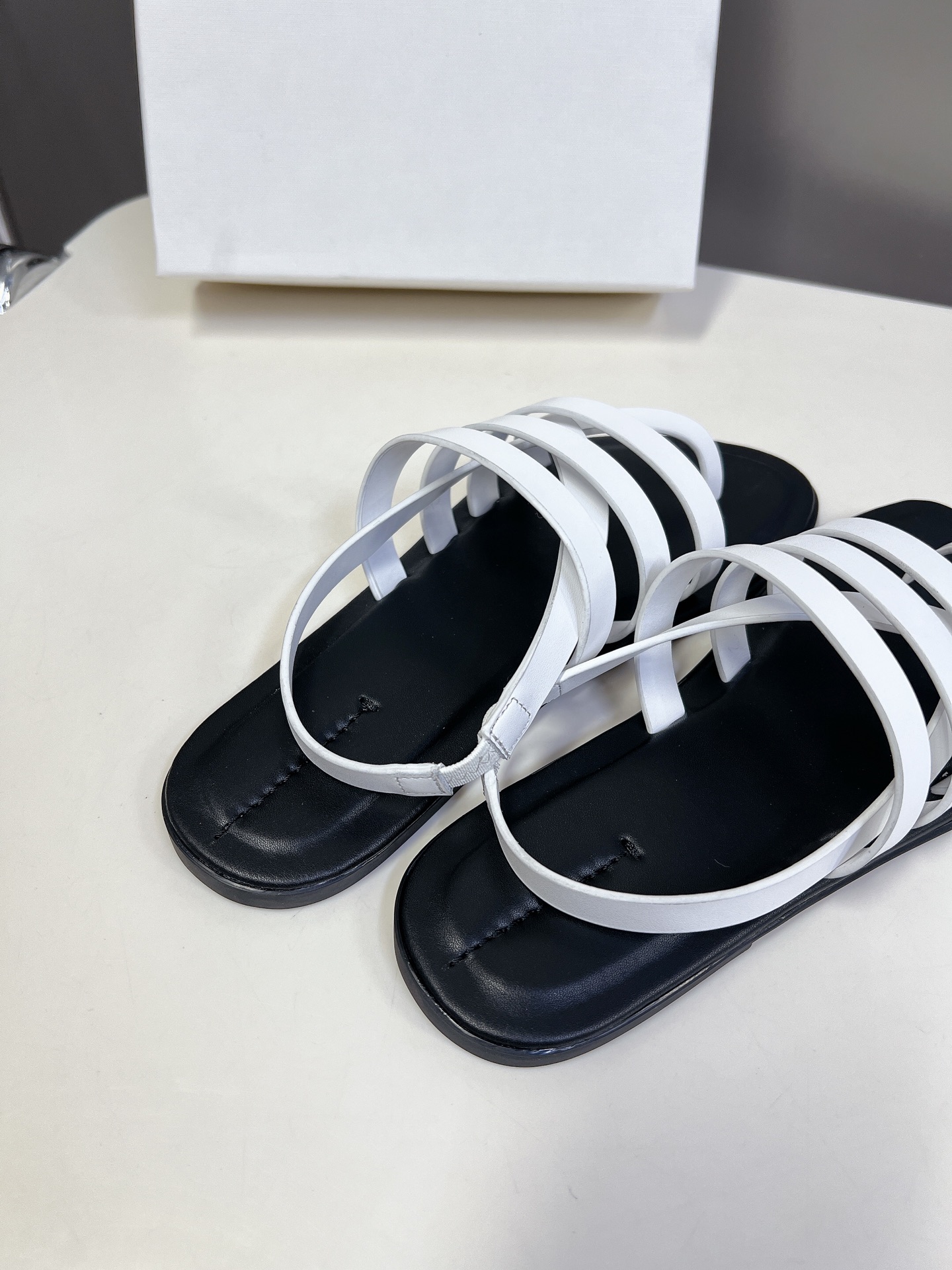  the row 春夏极简百搭平底凉鞋鞋  真的是史上我穿过最最舒服的款式太柔软啦！磨脚星人一定要收了它