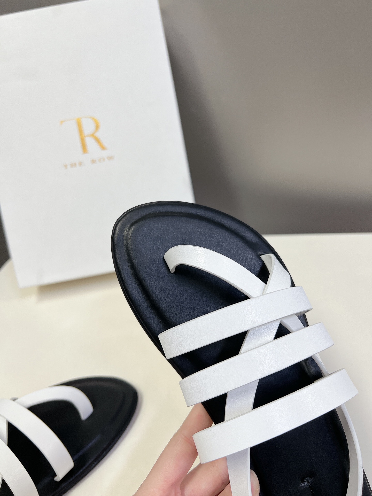  the row 春夏极简百搭平底凉鞋鞋  真的是史上我穿过最最舒服的款式太柔软啦！磨脚星人一定要收了它