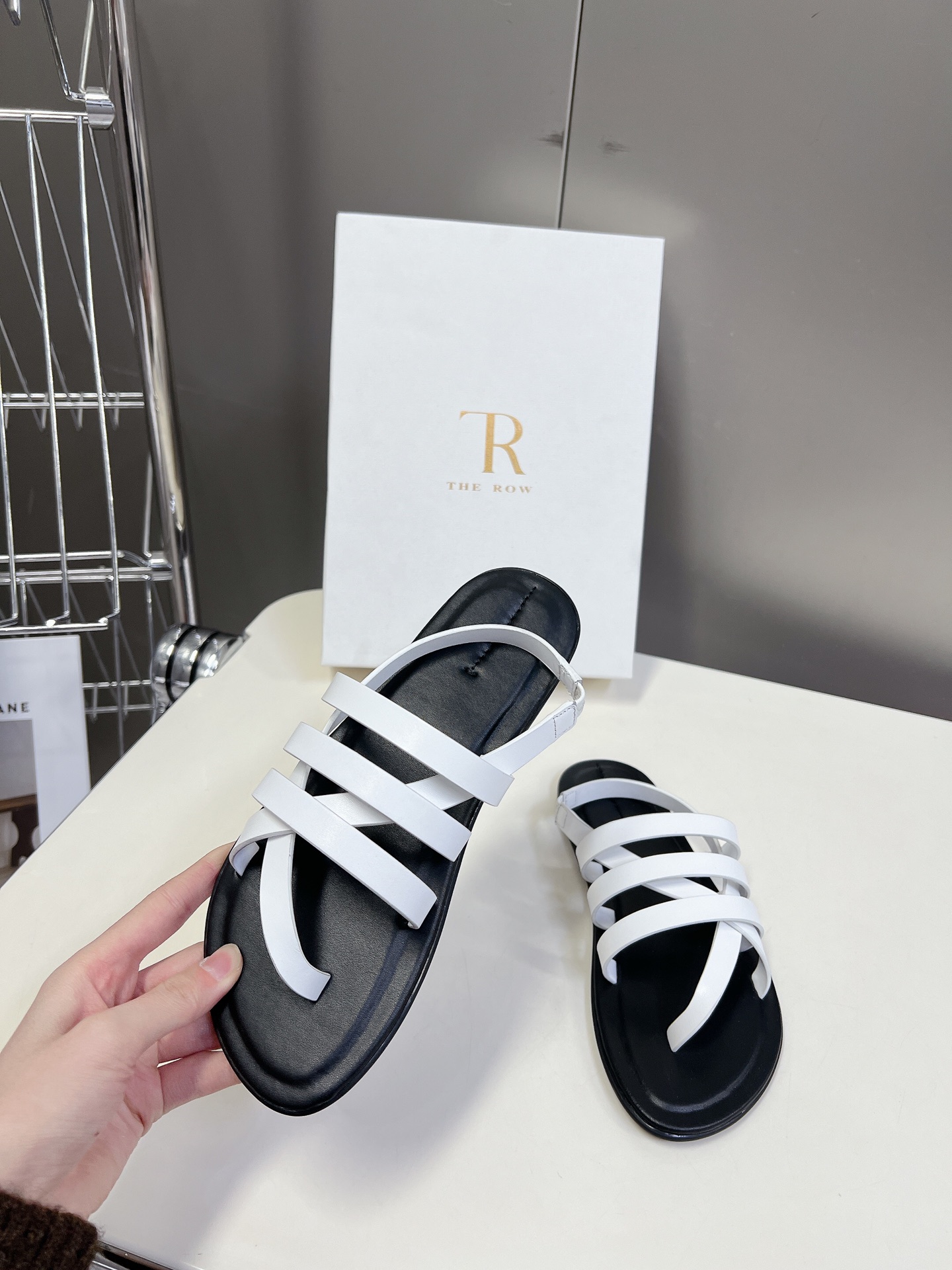  the row 春夏极简百搭平底凉鞋鞋  真的是史上我穿过最最舒服的款式太柔软啦！磨脚星人一定要收了它