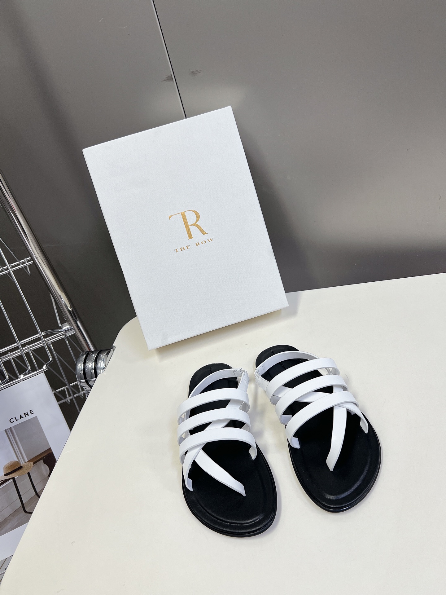  the row 春夏极简百搭平底凉鞋鞋  真的是史上我穿过最最舒服的款式太柔软啦！磨脚星人一定要收了它