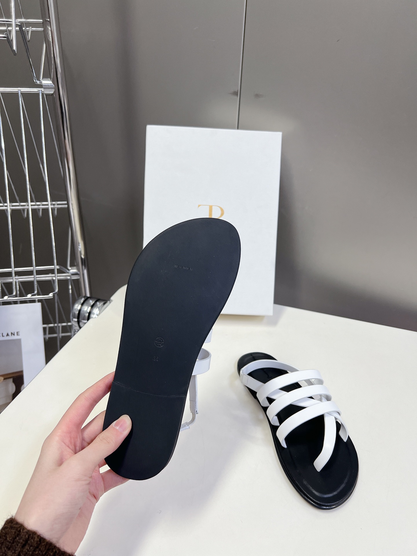  the row 春夏极简百搭平底凉鞋鞋  真的是史上我穿过最最舒服的款式太柔软啦！磨脚星人一定要收了它