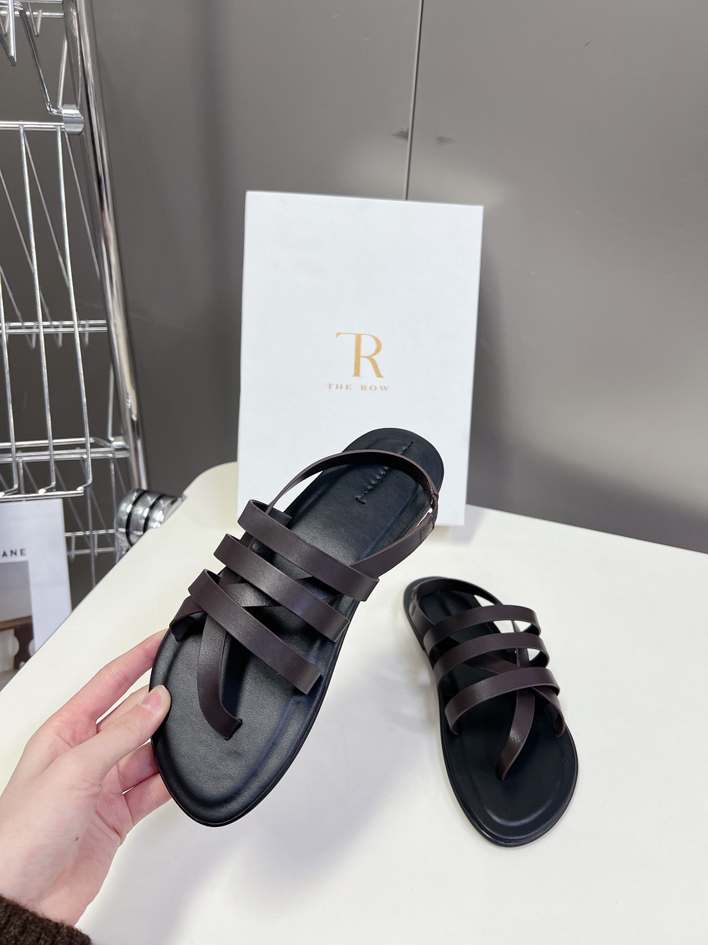  the row 春夏极简百搭平底凉鞋鞋  真的是史上我穿过最最舒服的款式太柔软啦！磨脚星人一定要收了它
