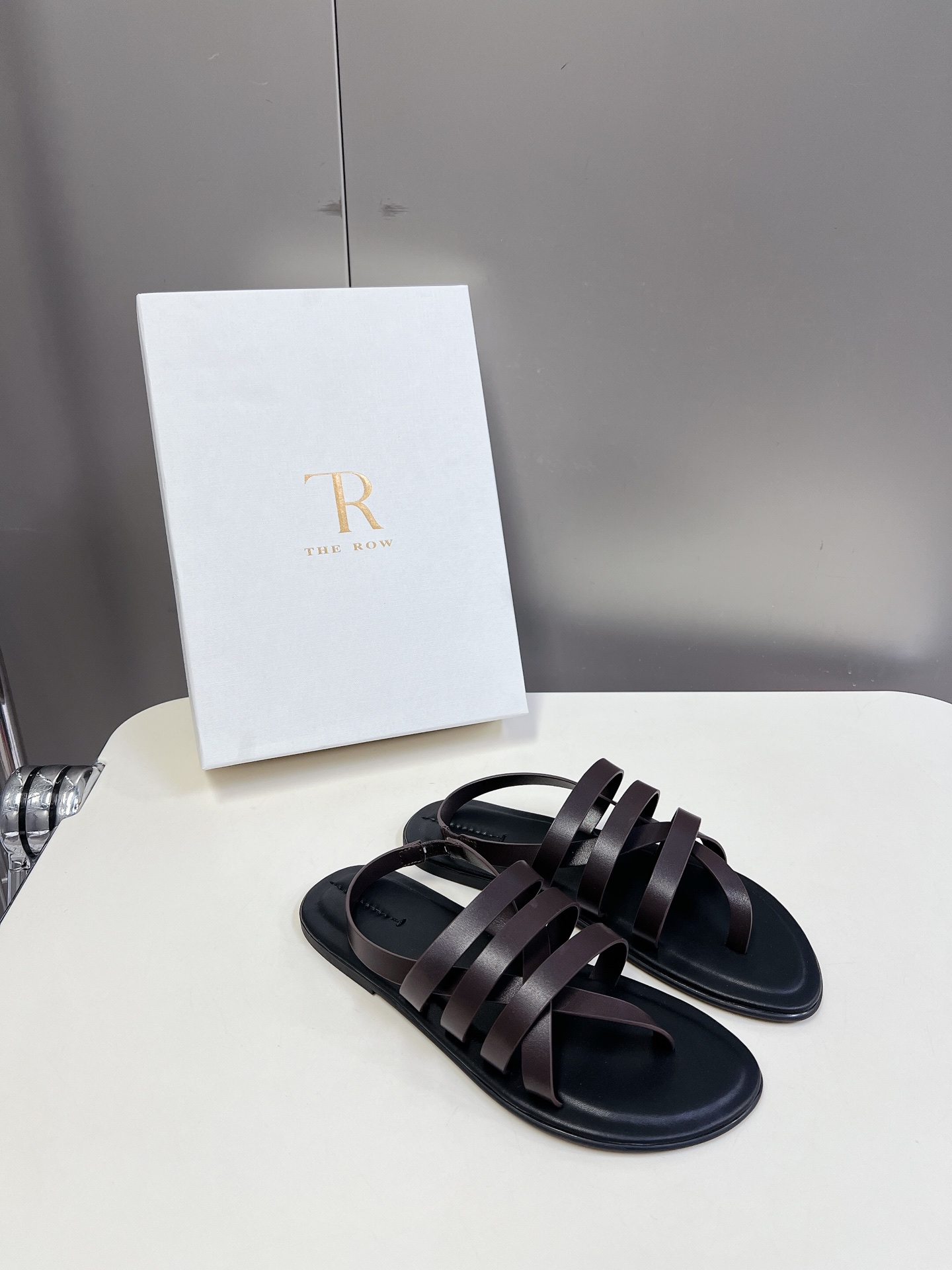  the row 春夏极简百搭平底凉鞋鞋  真的是史上我穿过最最舒服的款式太柔软啦！磨脚星人一定要收了它
