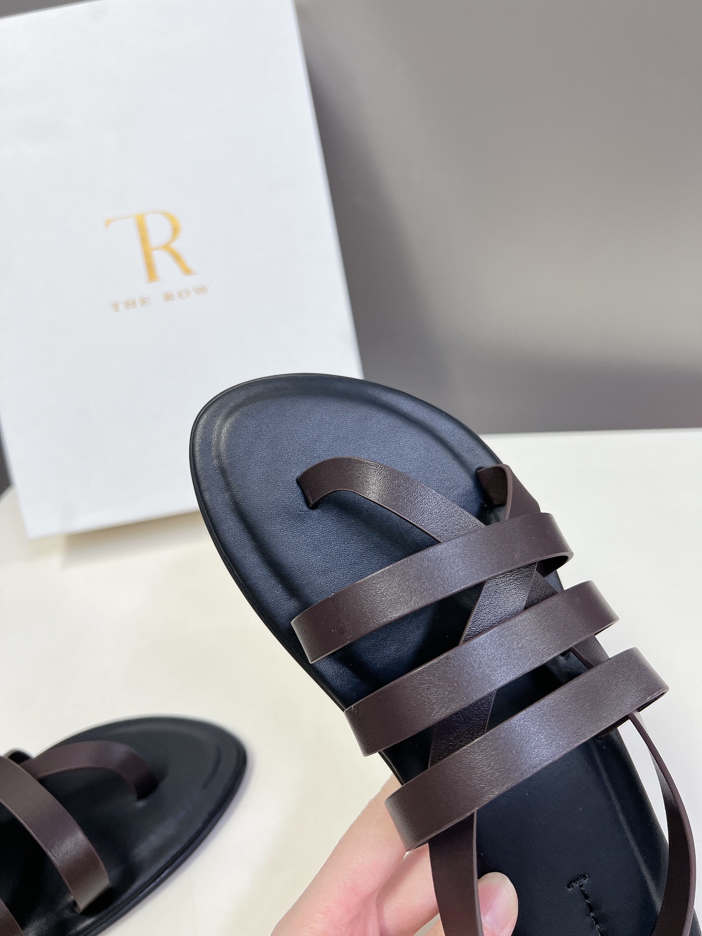  the row 春夏极简百搭平底凉鞋鞋  真的是史上我穿过最最舒服的款式太柔软啦！磨脚星人一定要收了它