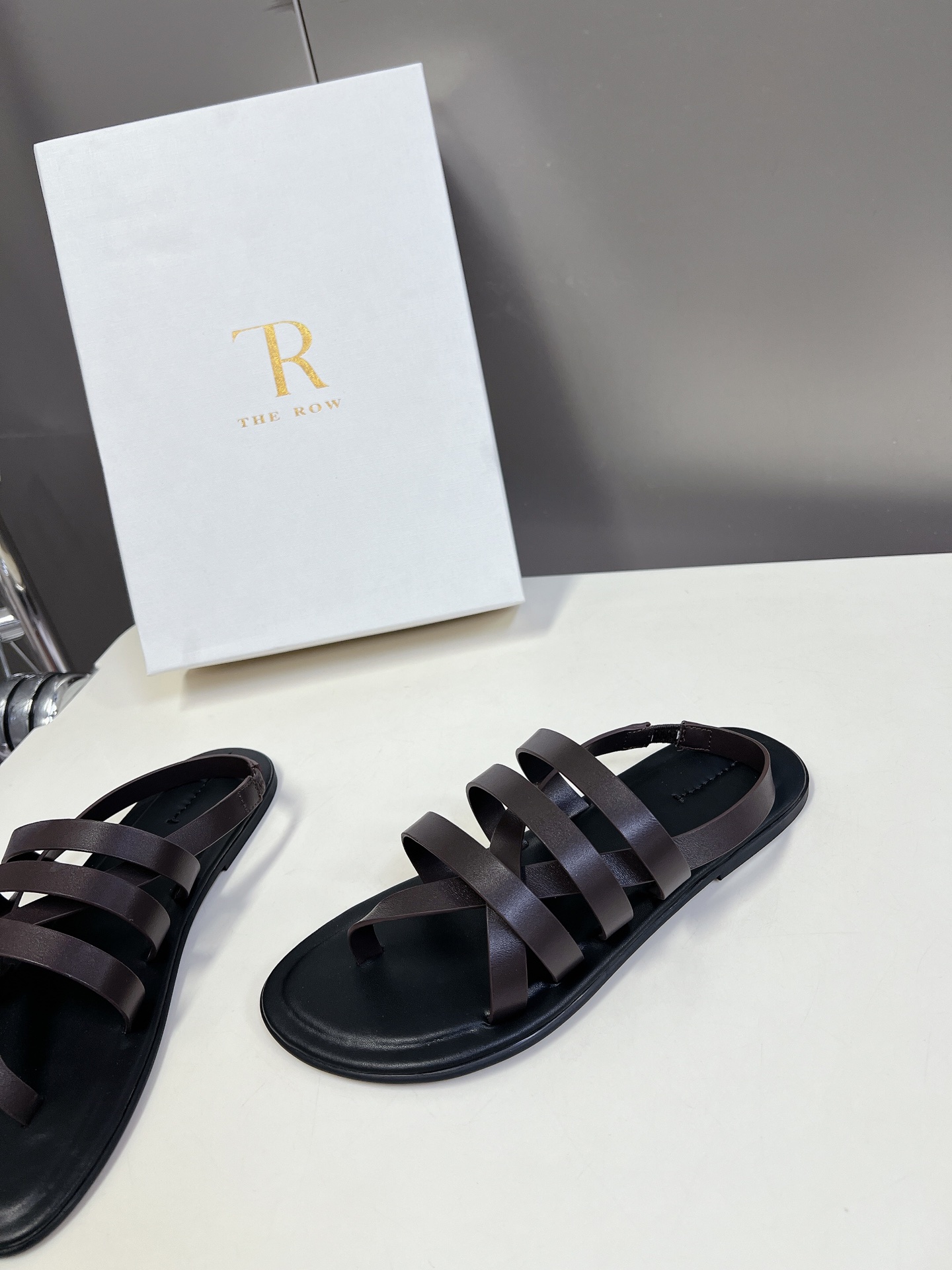  the row 春夏极简百搭平底凉鞋鞋  真的是史上我穿过最最舒服的款式太柔软啦！磨脚星人一定要收了它