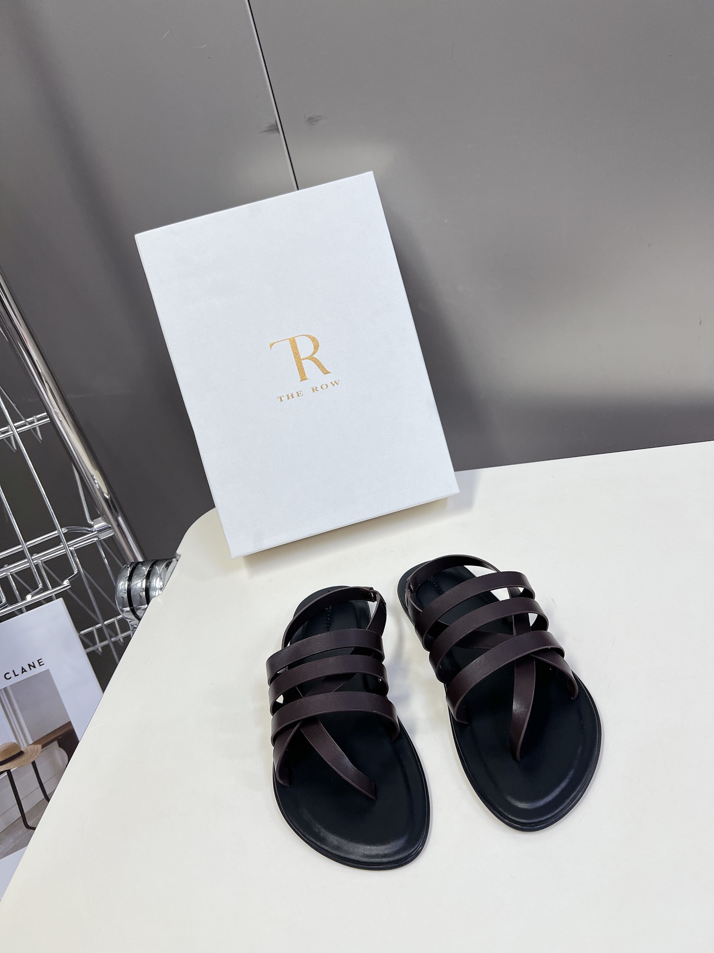  the row 春夏极简百搭平底凉鞋鞋  真的是史上我穿过最最舒服的款式太柔软啦！磨脚星人一定要收了它