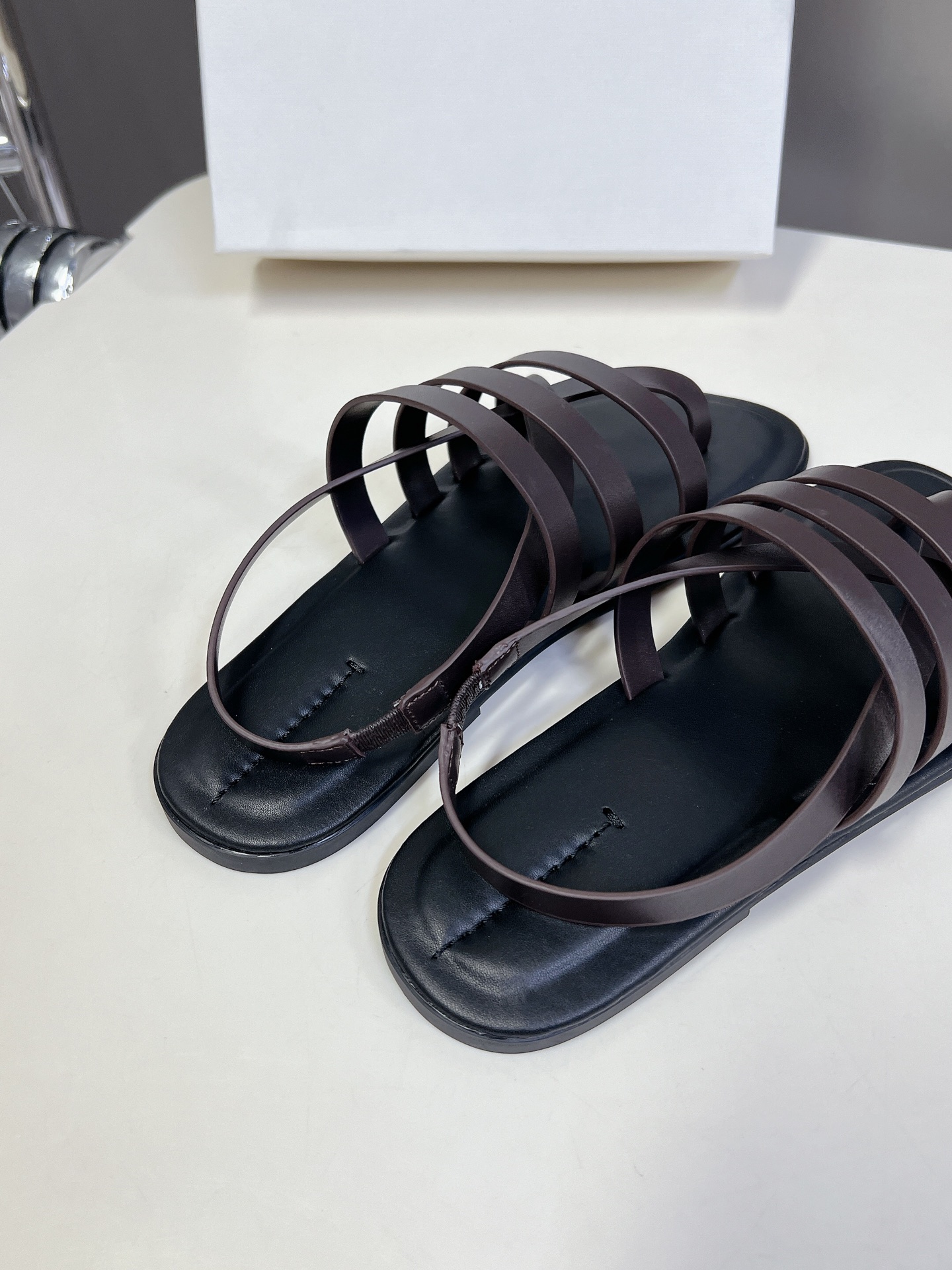  the row 春夏极简百搭平底凉鞋鞋  真的是史上我穿过最最舒服的款式太柔软啦！磨脚星人一定要收了它