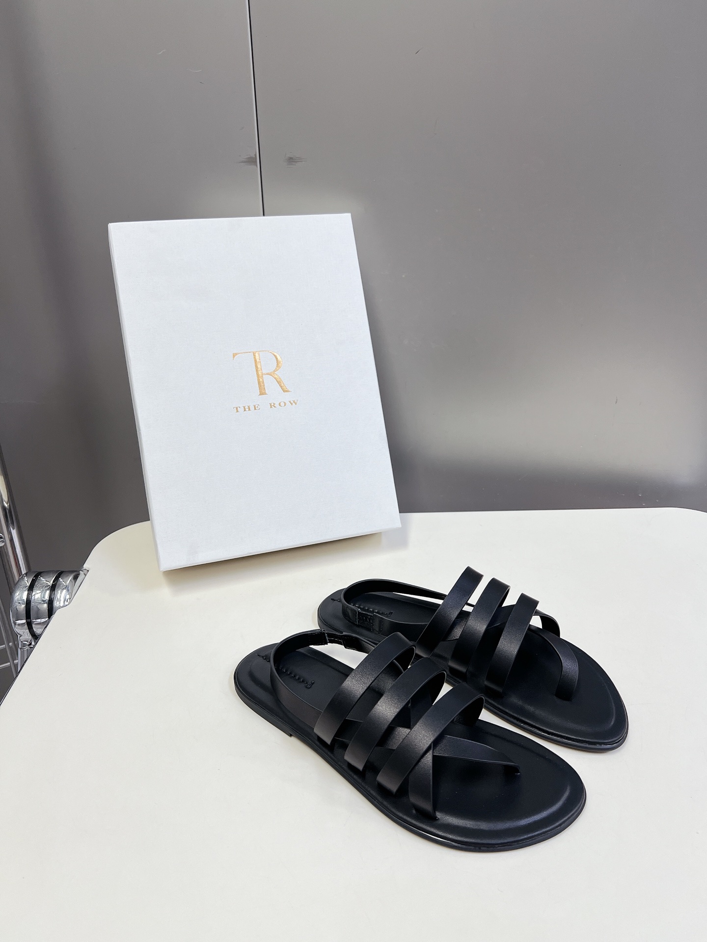  the row 春夏极简百搭平底凉鞋鞋  真的是史上我穿过最最舒服的款式太柔软啦！磨脚星人一定要收了它