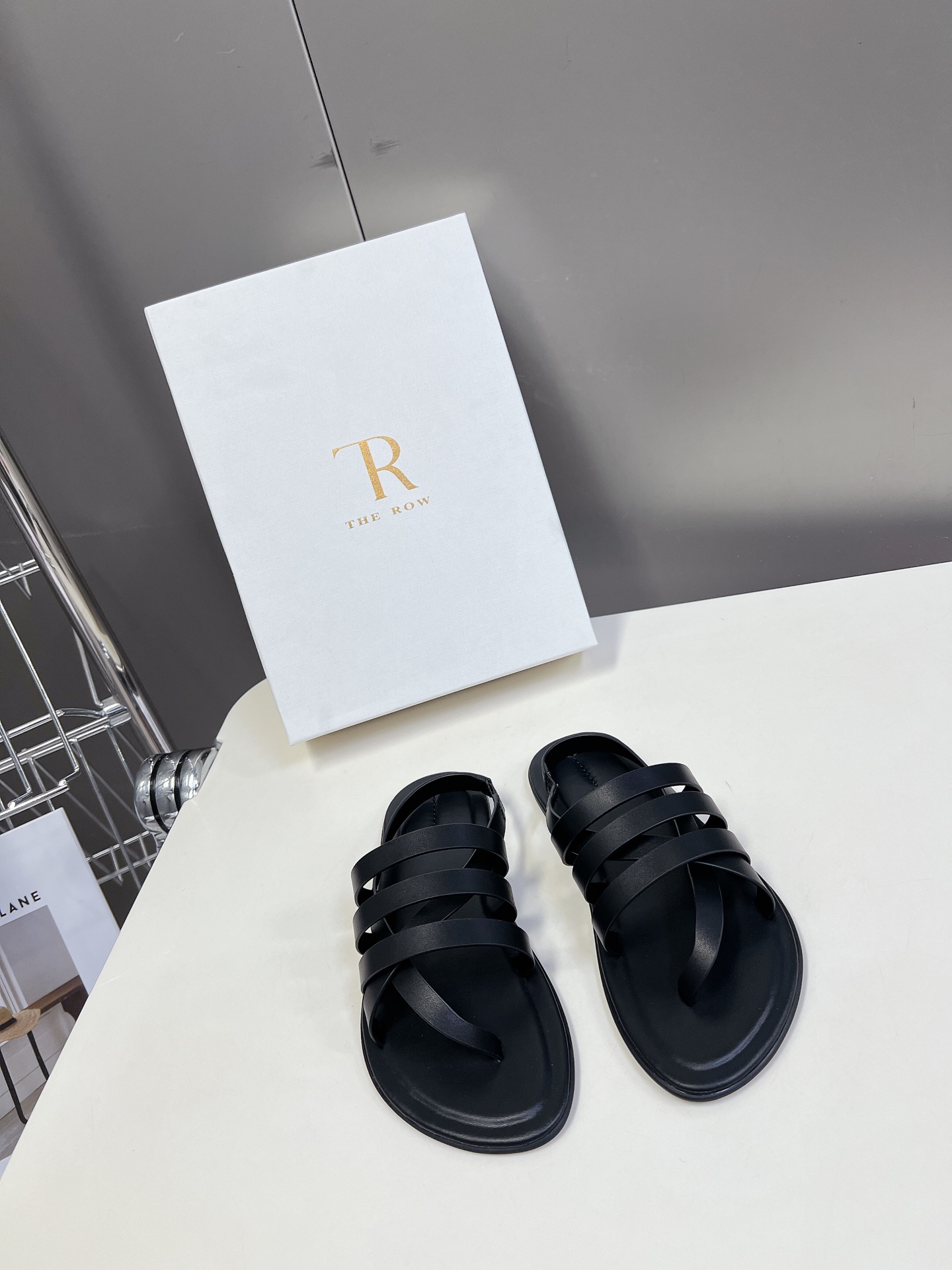  the row 春夏极简百搭平底凉鞋鞋  真的是史上我穿过最最舒服的款式太柔软啦！磨脚星人一定要收了它