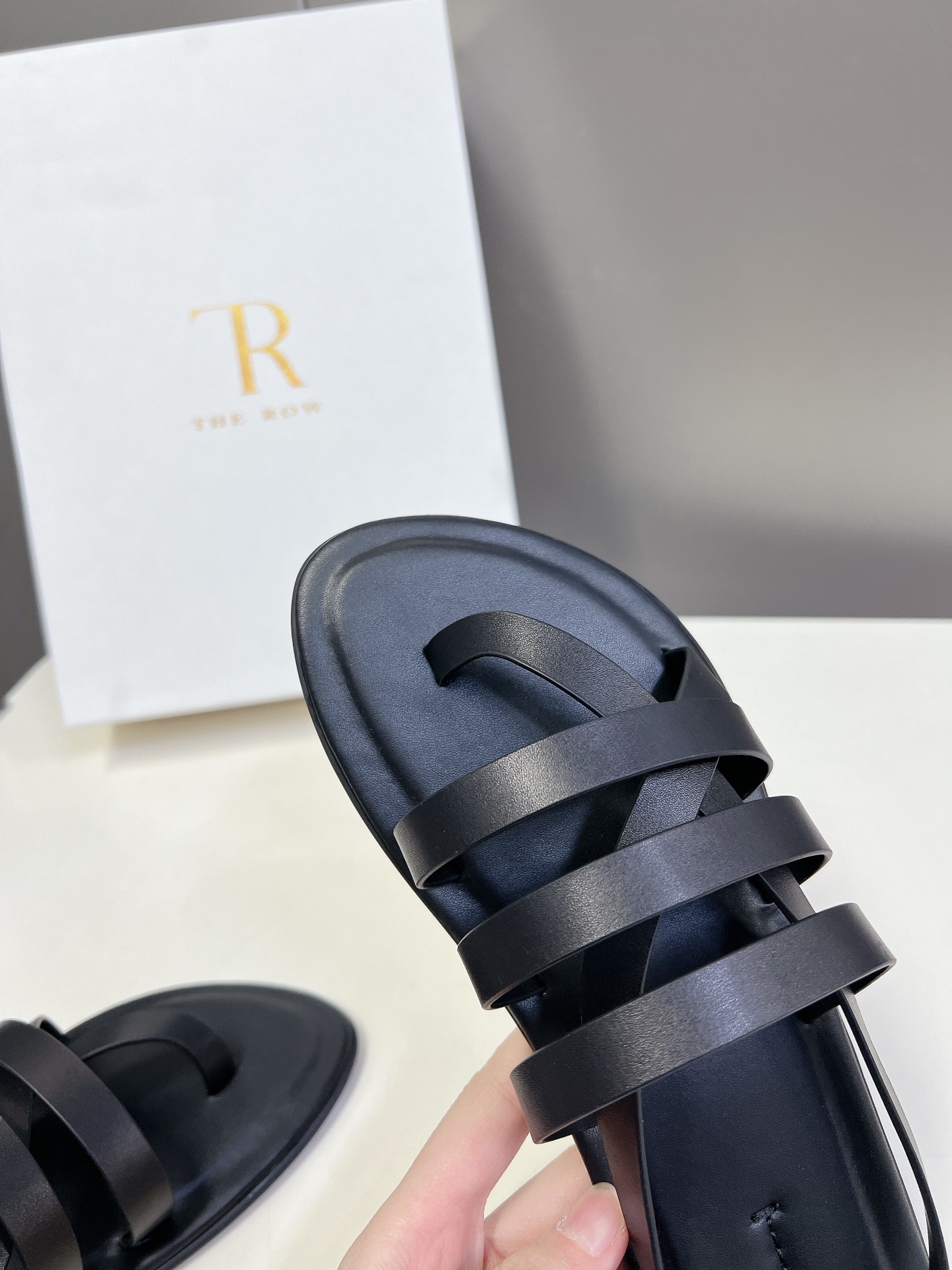  the row 春夏极简百搭平底凉鞋鞋  真的是史上我穿过最最舒服的款式太柔软啦！磨脚星人一定要收了它