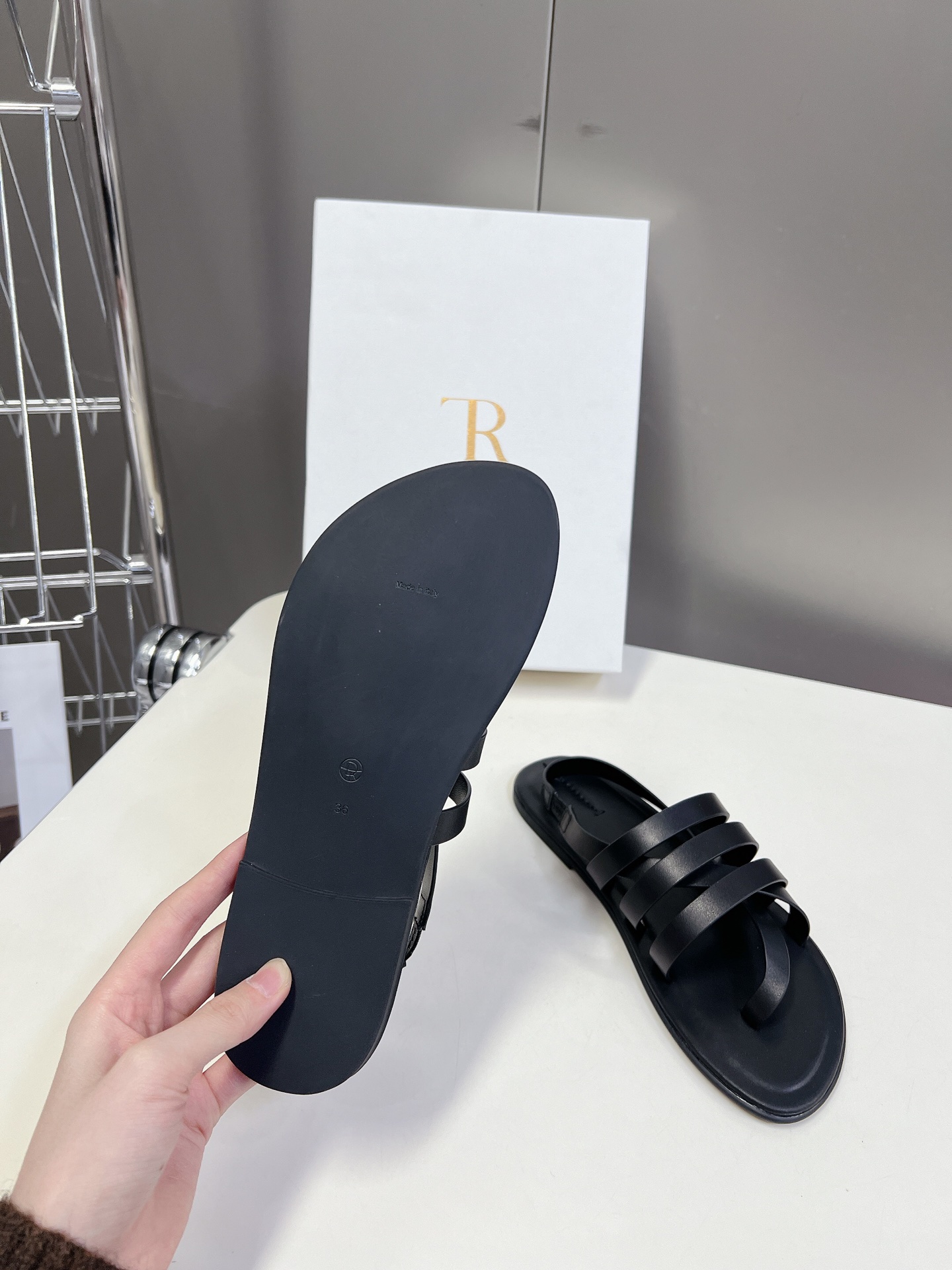  the row 春夏极简百搭平底凉鞋鞋  真的是史上我穿过最最舒服的款式太柔软啦！磨脚星人一定要收了它