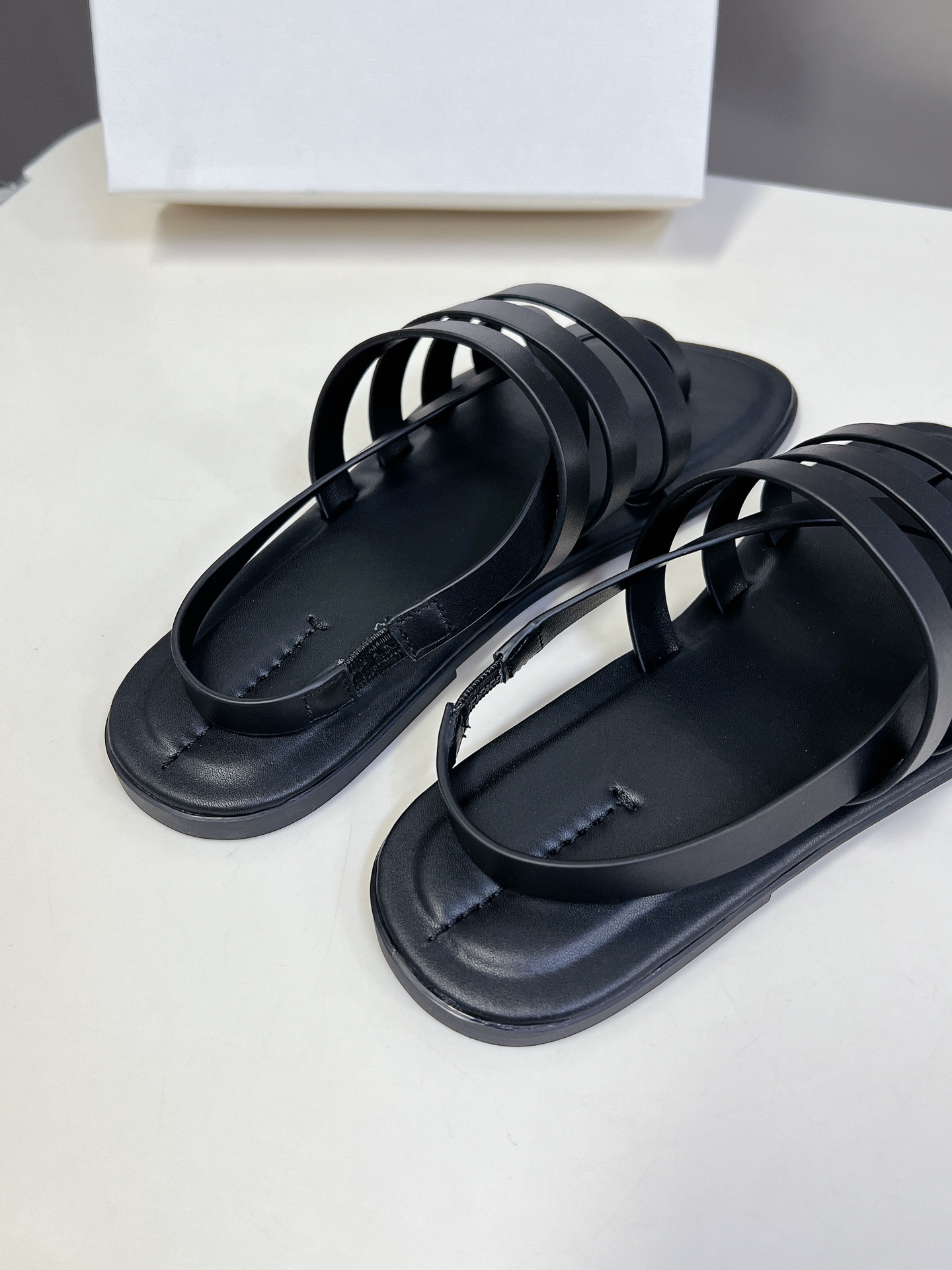  the row 春夏极简百搭平底凉鞋鞋  真的是史上我穿过最最舒服的款式太柔软啦！磨脚星人一定要收了它