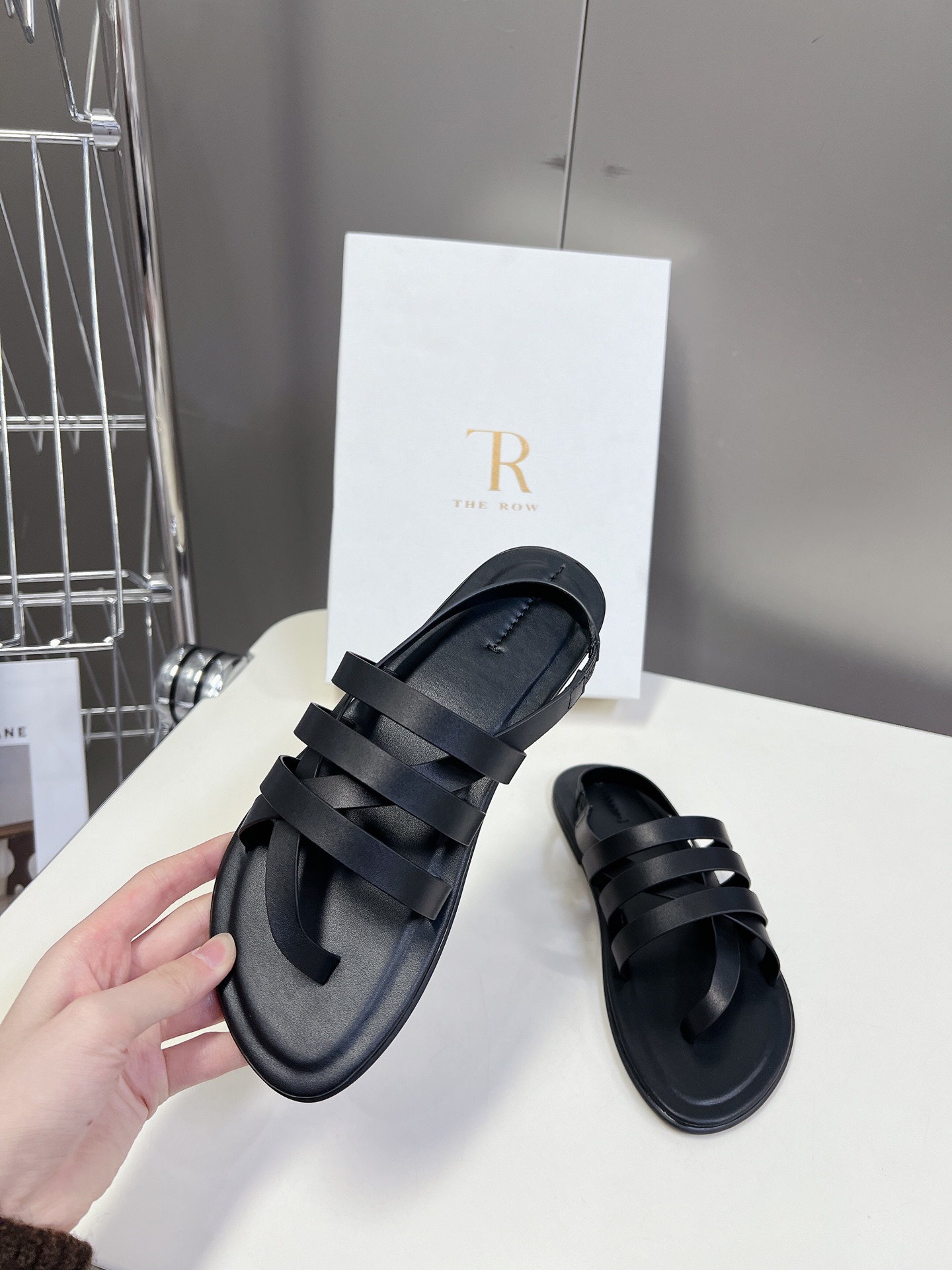  the row 春夏极简百搭平底凉鞋鞋  真的是史上我穿过最最舒服的款式太柔软啦！磨脚星人一定要收了它