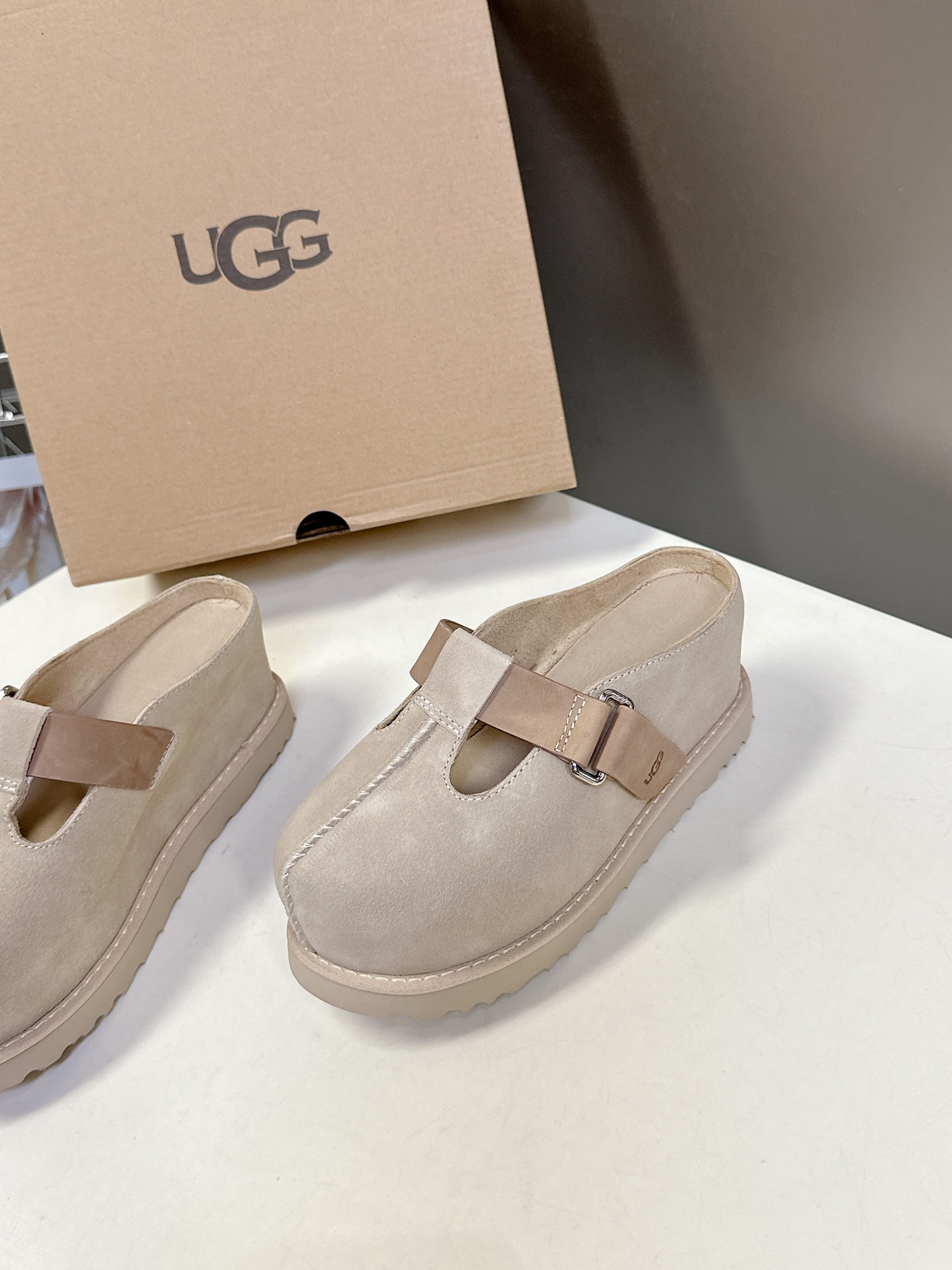  UGG春夏最新松糕厚底拖鞋
      一款不会撞衫的鞋子、简约的隔板设计鞋面高丝光磨砂皮 春夏必备款