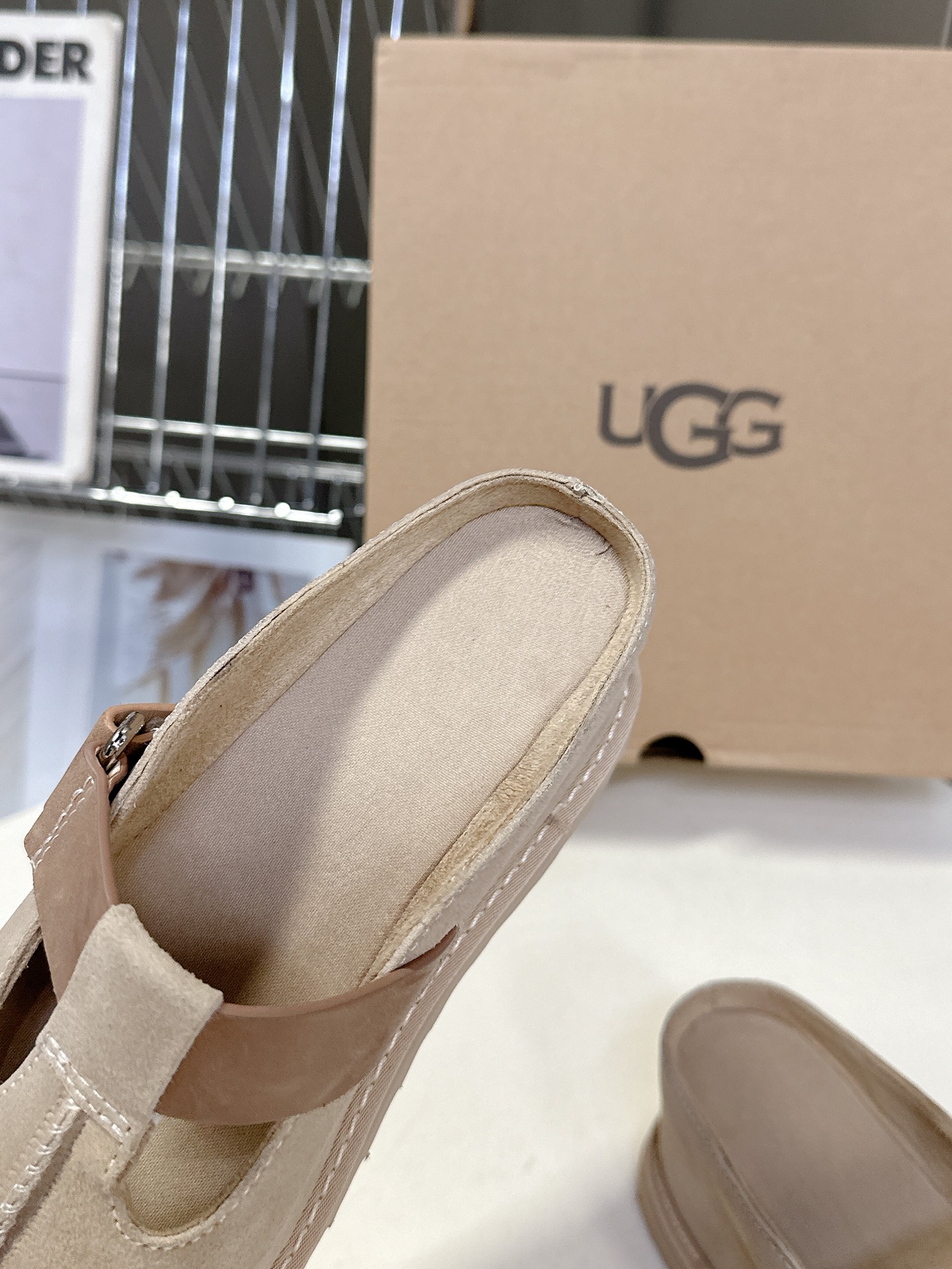  UGG春夏最新松糕厚底拖鞋
      一款不会撞衫的鞋子、简约的隔板设计鞋面高丝光磨砂皮 春夏必备款