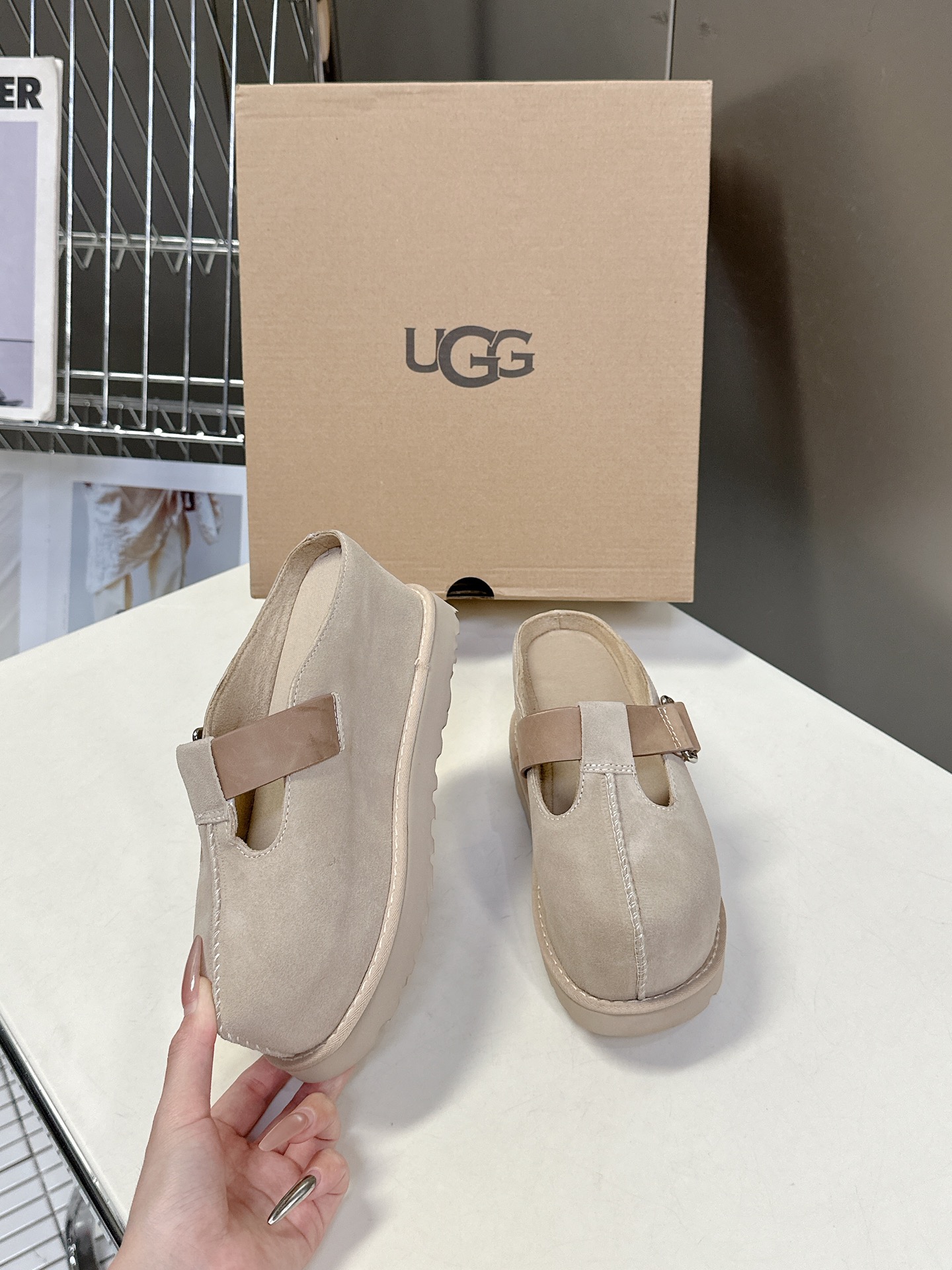  UGG春夏最新松糕厚底拖鞋
      一款不会撞衫的鞋子、简约的隔板设计鞋面高丝光磨砂皮 春夏必备款