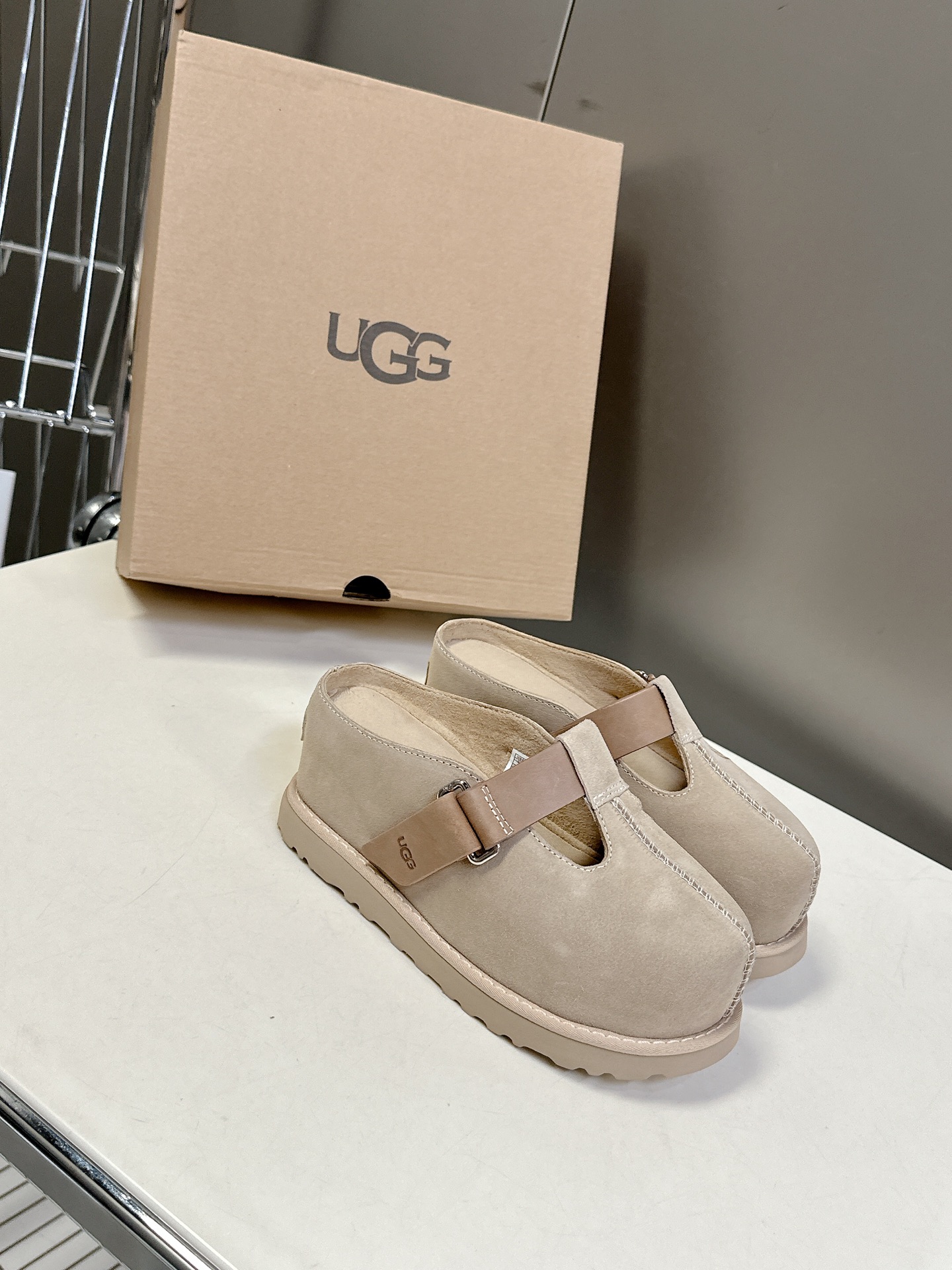  UGG春夏最新松糕厚底拖鞋
      一款不会撞衫的鞋子、简约的隔板设计鞋面高丝光磨砂皮 春夏必备款