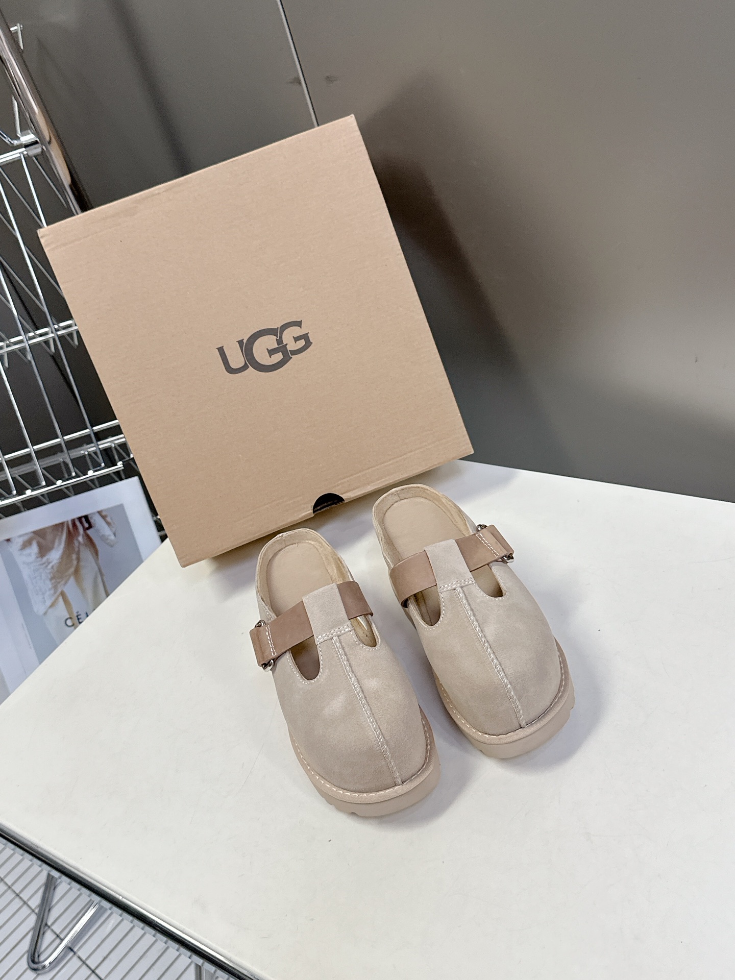  UGG春夏最新松糕厚底拖鞋
      一款不会撞衫的鞋子、简约的隔板设计鞋面高丝光磨砂皮 春夏必备款