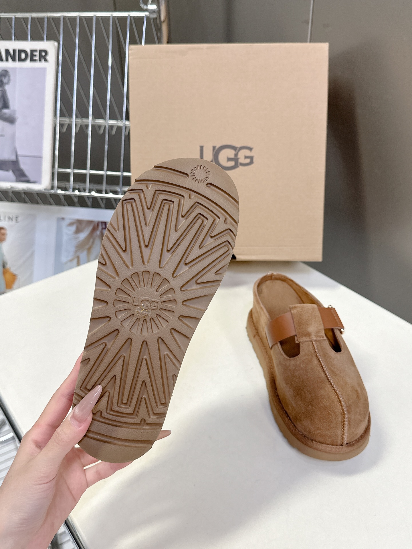  UGG春夏最新松糕厚底拖鞋
      一款不会撞衫的鞋子、简约的隔板设计鞋面高丝光磨砂皮 春夏必备款