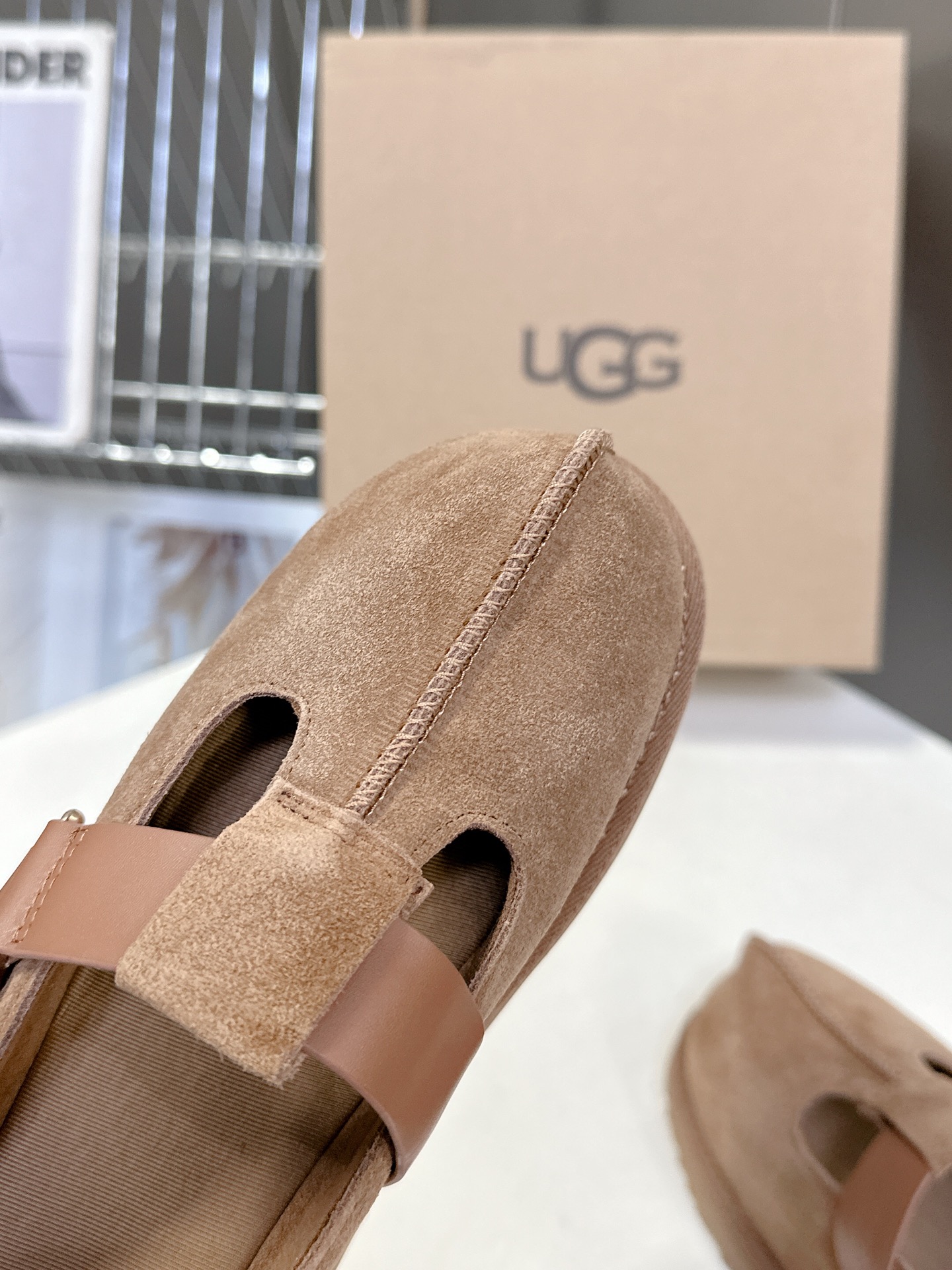  UGG春夏最新松糕厚底拖鞋
      一款不会撞衫的鞋子、简约的隔板设计鞋面高丝光磨砂皮 春夏必备款