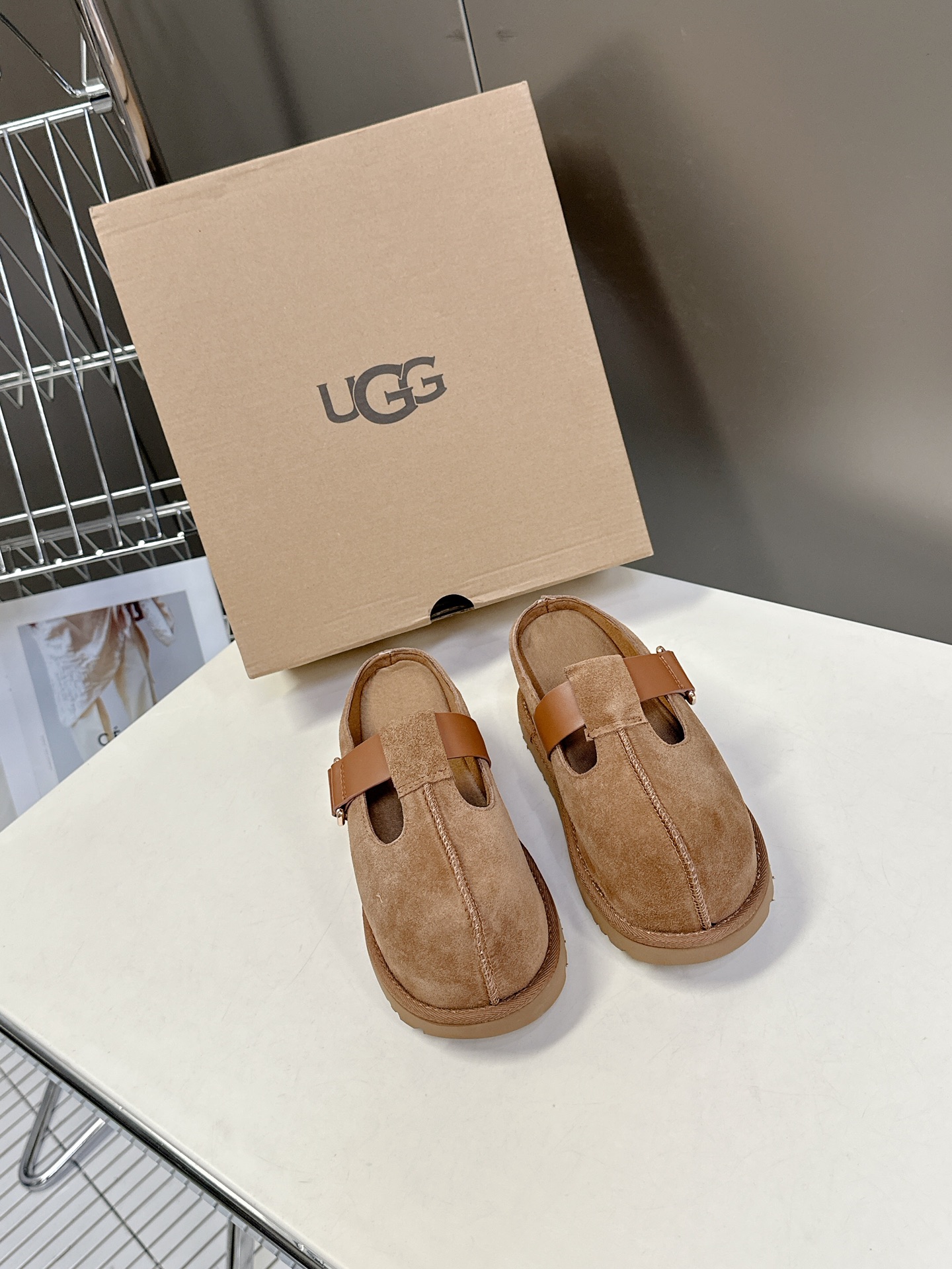 UGG春夏最新松糕厚底拖鞋
      一款不会撞衫的鞋子、简约的隔板设计鞋面高丝光磨砂皮 春夏必备款