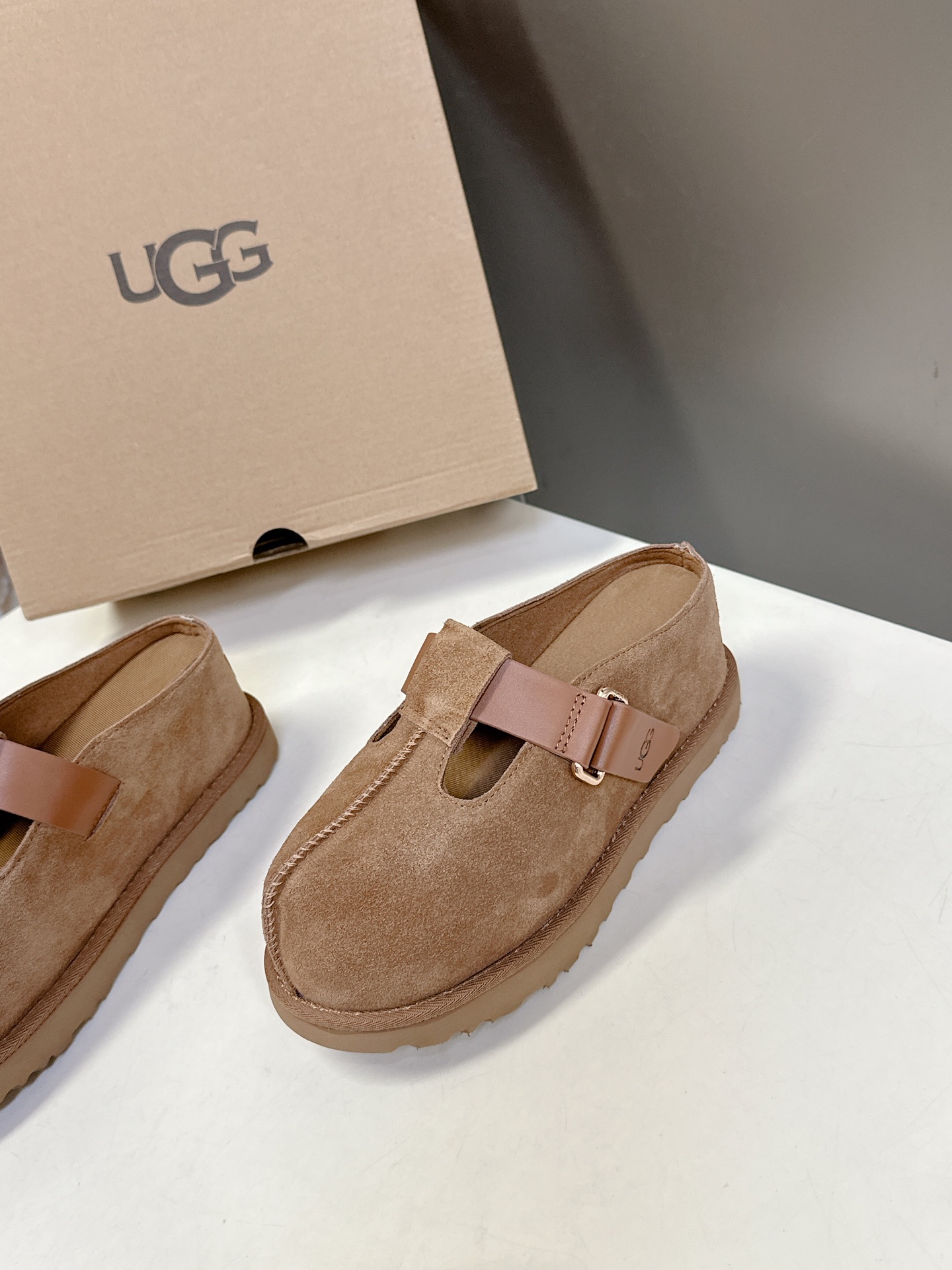  UGG春夏最新松糕厚底拖鞋
      一款不会撞衫的鞋子、简约的隔板设计鞋面高丝光磨砂皮 春夏必备款