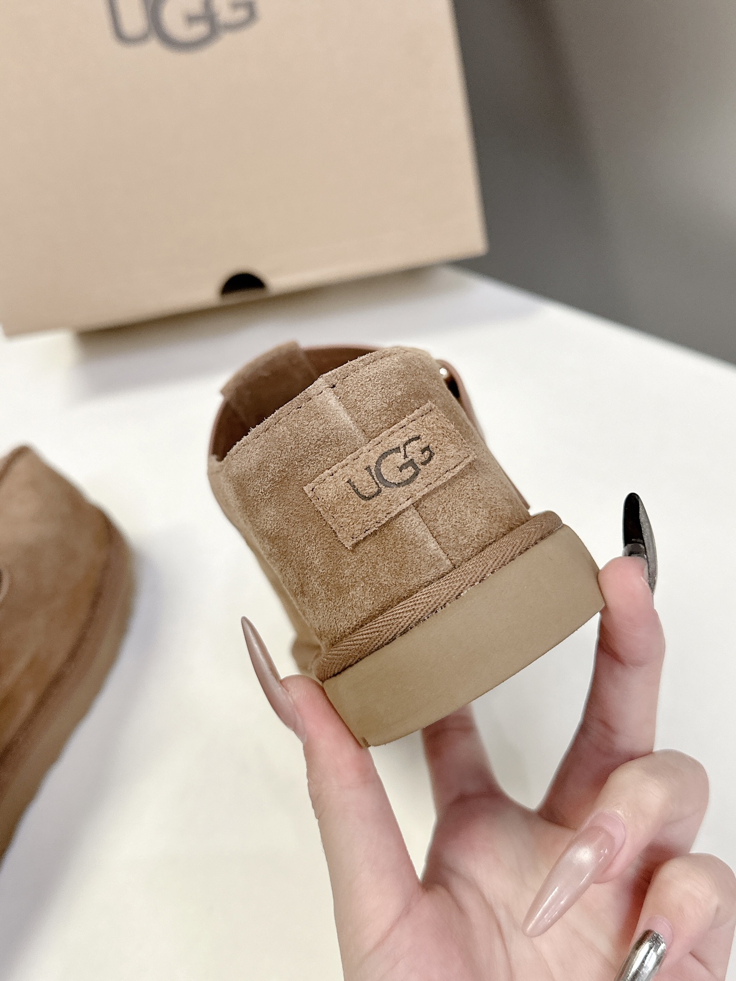  UGG春夏最新松糕厚底拖鞋
      一款不会撞衫的鞋子、简约的隔板设计鞋面高丝光磨砂皮 春夏必备款