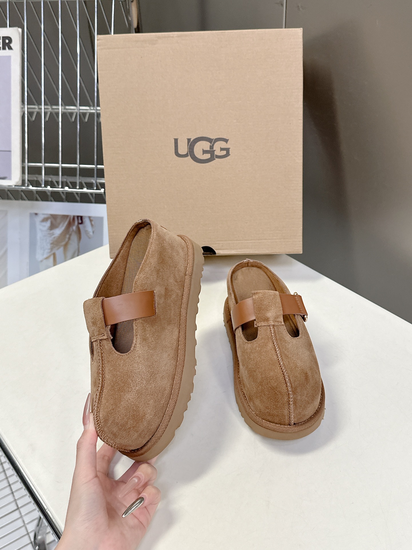  UGG春夏最新松糕厚底拖鞋
      一款不会撞衫的鞋子、简约的隔板设计鞋面高丝光磨砂皮 春夏必备款