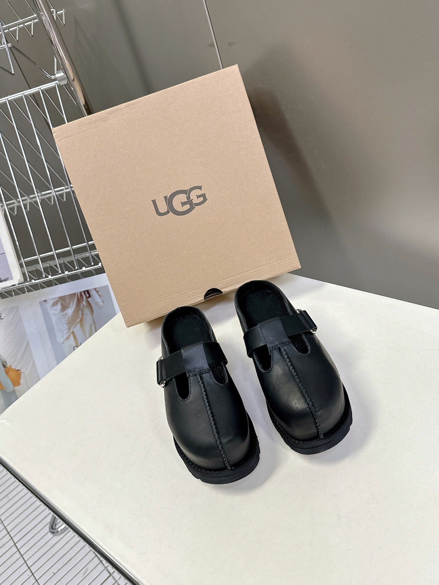  UGG春夏最新松糕厚底拖鞋
      一款不会撞衫的鞋子、简约的隔板设计鞋面高丝光磨砂皮 春夏必备款