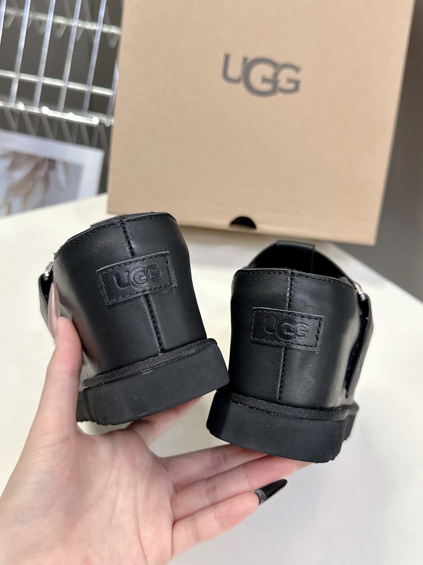  UGG春夏最新松糕厚底拖鞋
      一款不会撞衫的鞋子、简约的隔板设计鞋面高丝光磨砂皮 春夏必备款