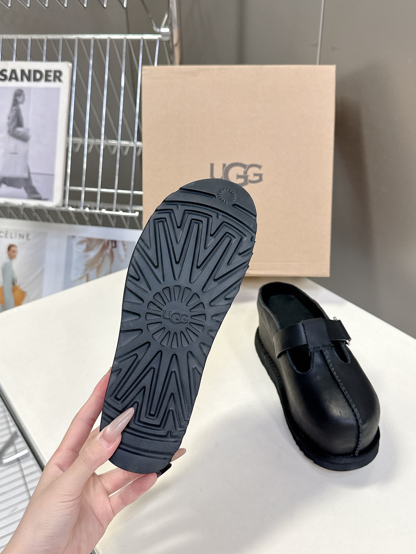  UGG春夏最新松糕厚底拖鞋
      一款不会撞衫的鞋子、简约的隔板设计鞋面高丝光磨砂皮 春夏必备款