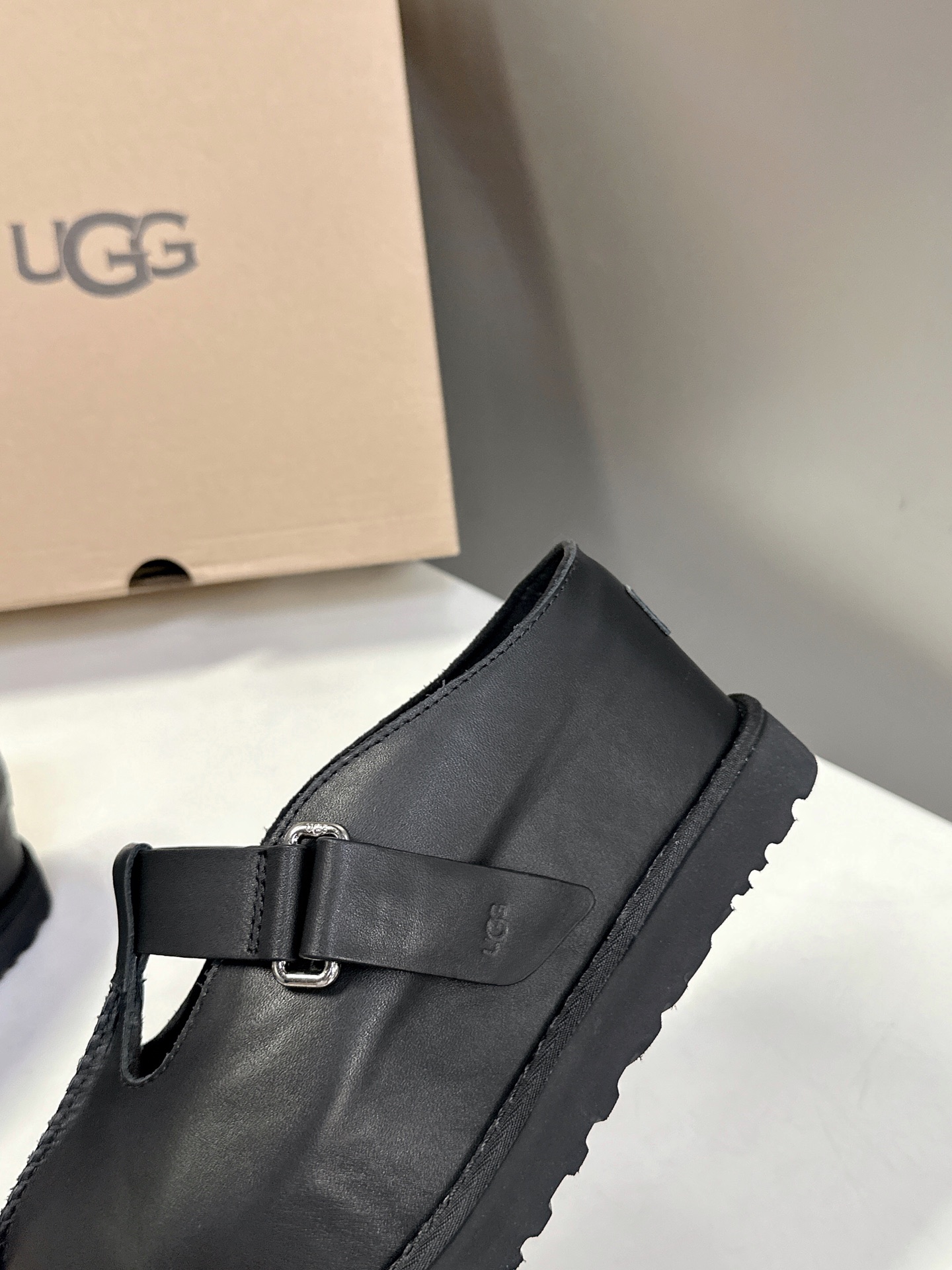  UGG春夏最新松糕厚底拖鞋
      一款不会撞衫的鞋子、简约的隔板设计鞋面高丝光磨砂皮 春夏必备款