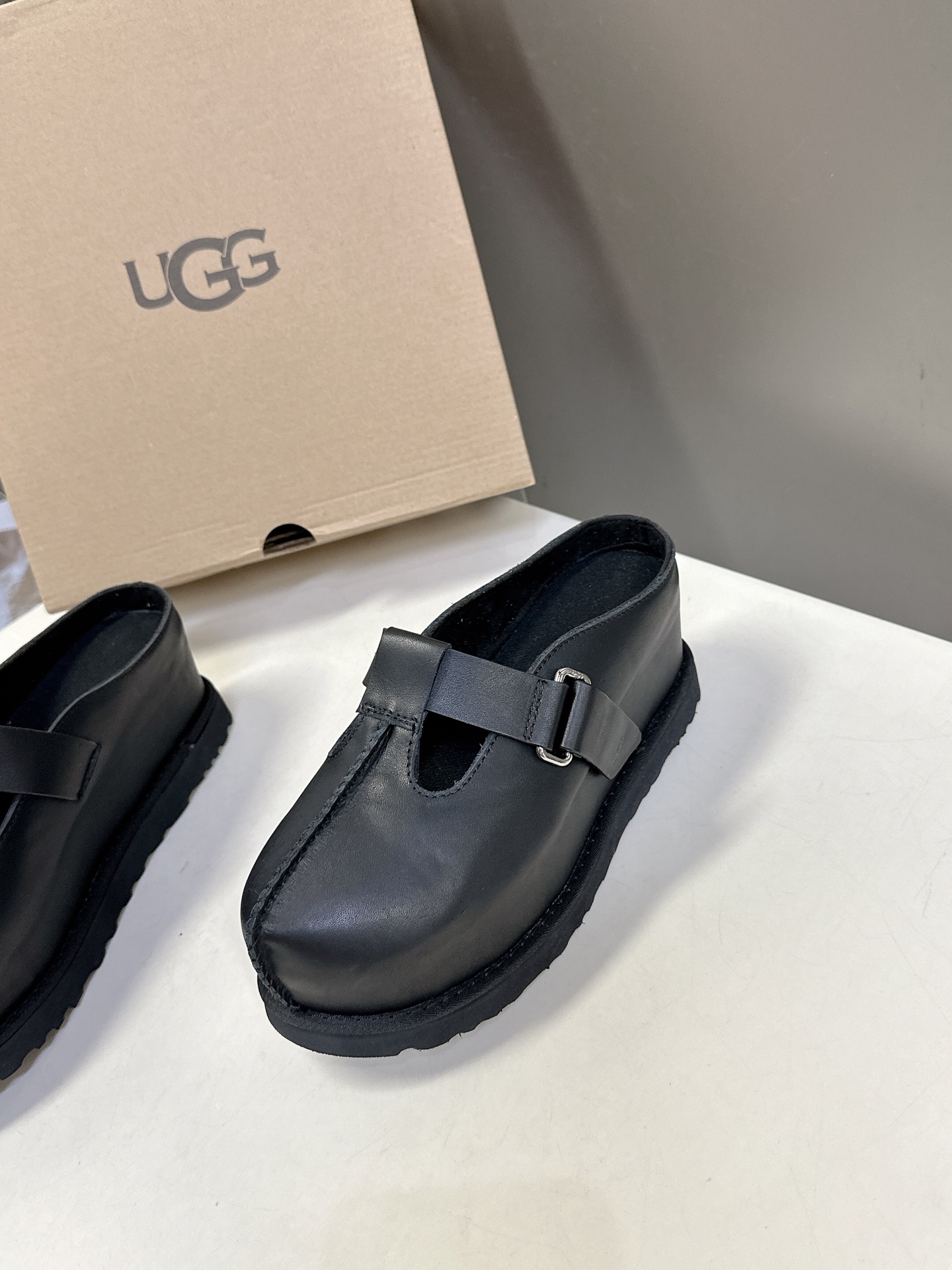  UGG春夏最新松糕厚底拖鞋
      一款不会撞衫的鞋子、简约的隔板设计鞋面高丝光磨砂皮 春夏必备款